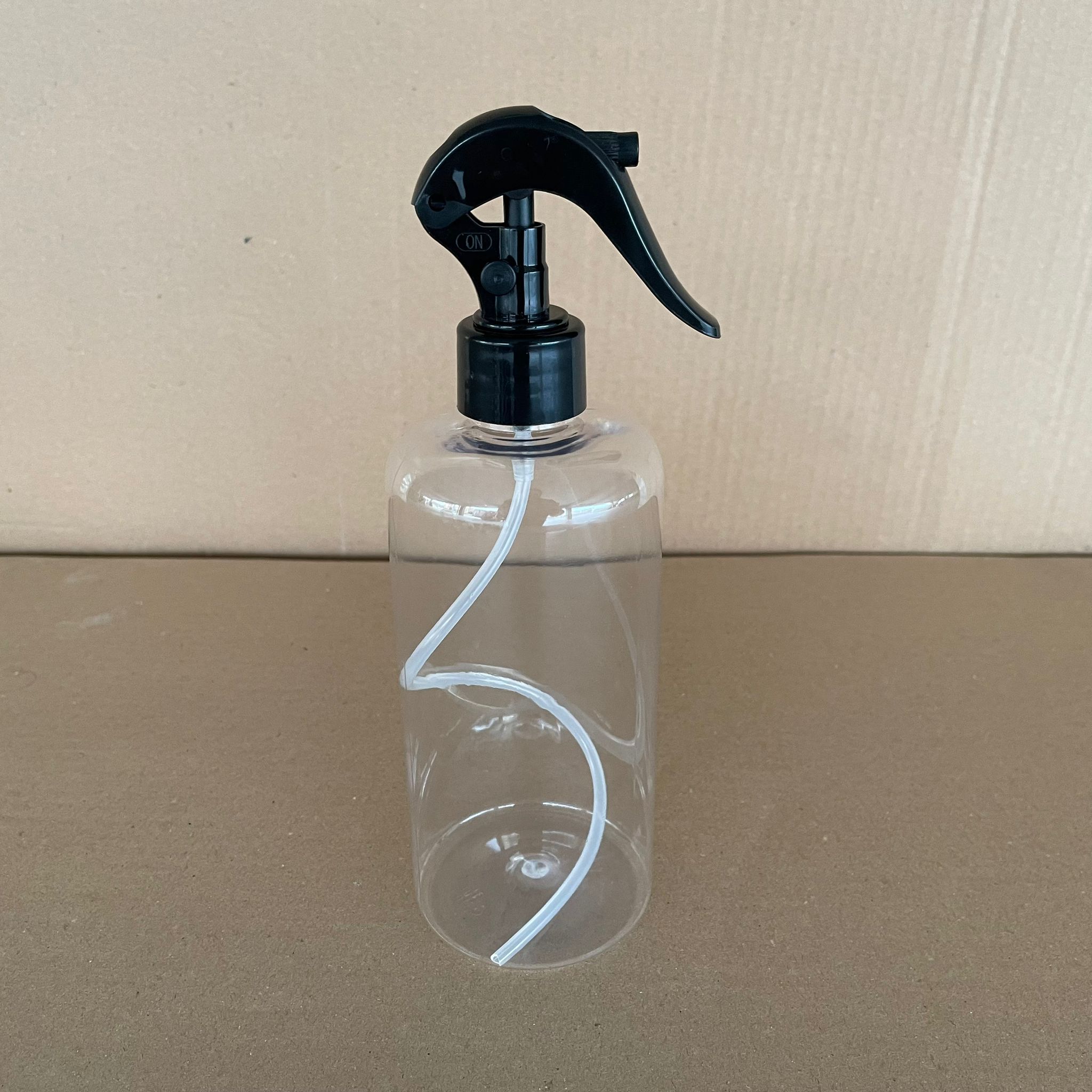 500 CC UZUN SİLİNDİR PET ŞİŞE KALIN (26 GR) - SİYAH TRİGER SPREYLİ (DUMAN PÜSKÜRTÜR) - 28 AĞIZ - 500 ML PET ŞİŞE