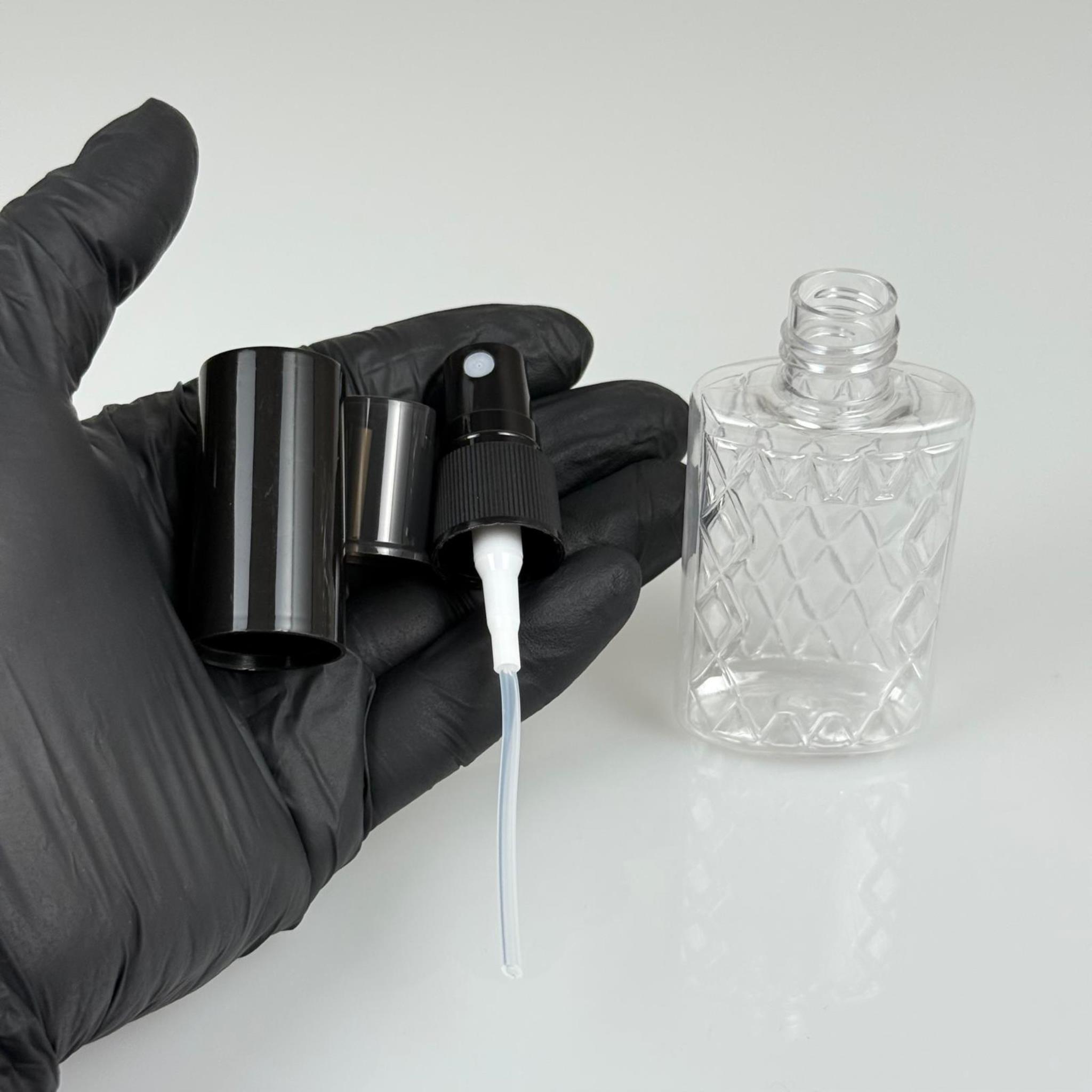 50 CC ŞEFFAF PET KÖŞELİ PARFÜM ŞİŞESİ - SİYAH SPREYLİ - SİYAH KORUMA KAPAKLI - 50 ML PLASTİK PARFÜM - KOLONYA ŞİŞESİ