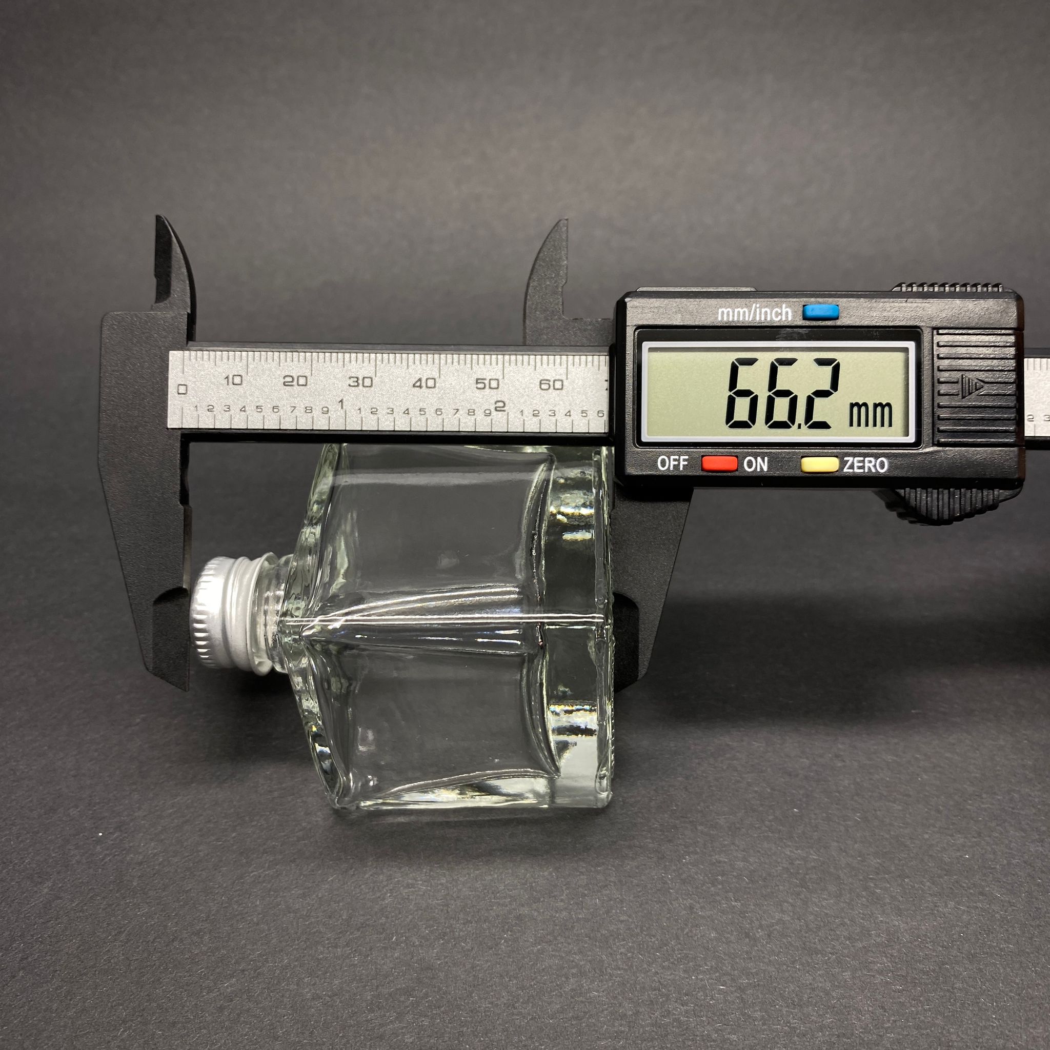 HEDİYELİK CAM KOLONYA ŞİŞESİ - 50 ML KARE ŞİŞE + GÜMÜŞ  METAL KAPAK + KOLONYA TIPALI TAKIM