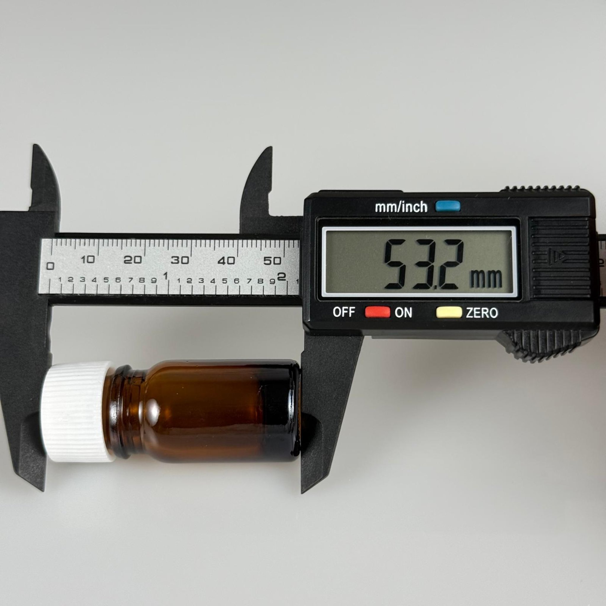 5 ML TIPALI VE KAPAKLI ŞİŞE - 5 CC AMBER KAHVERENGİ CAM ŞİŞE + CONTALI BEYAZ KAPAK + KÖR TIPA
