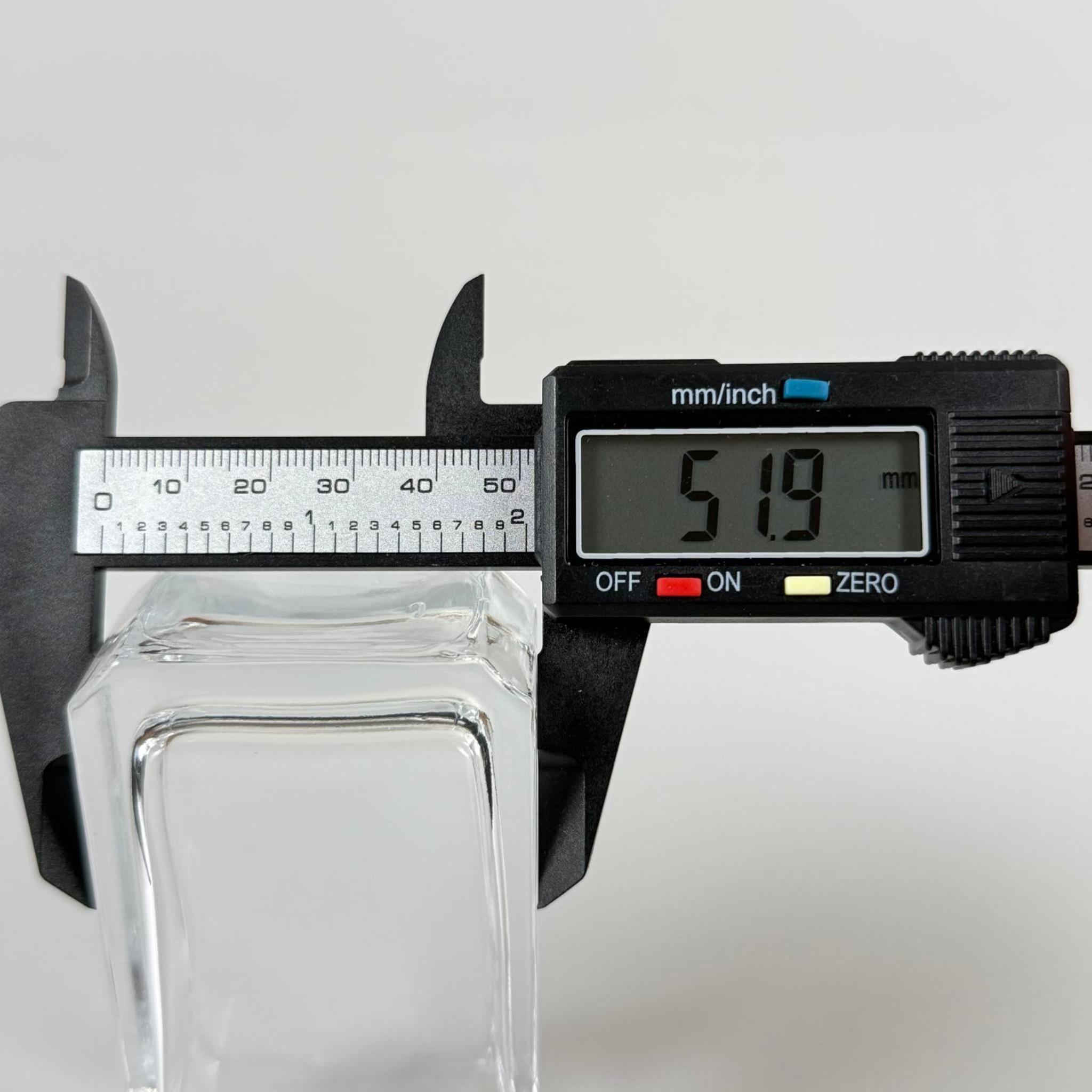 50 ML KÖŞELİ MODEL ANGEL PARFÜM ŞİŞESİ - SİYAH METAL SPREYLİ + GÜMÜŞ SİYAH KAPAKLI (AĞIZ 15 MM GEÇME KOLAY KAPAMA)