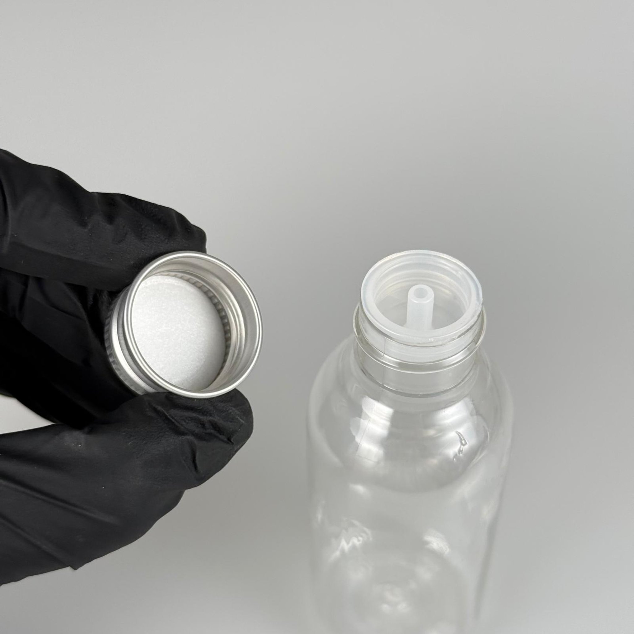 100 CC SİLİNDİR OVAL MODEL ŞEFFAF SERT PET ŞİŞE (24 AĞIZ) + KÖPÜK CONTALI GÜMÜŞ METAL ALÜMİNYUM KAPAK + KOLONYA TIPALI TAKIM - 100 ML KAPAKLI KALIN PLASTİK ŞEFFAF ŞİŞELER