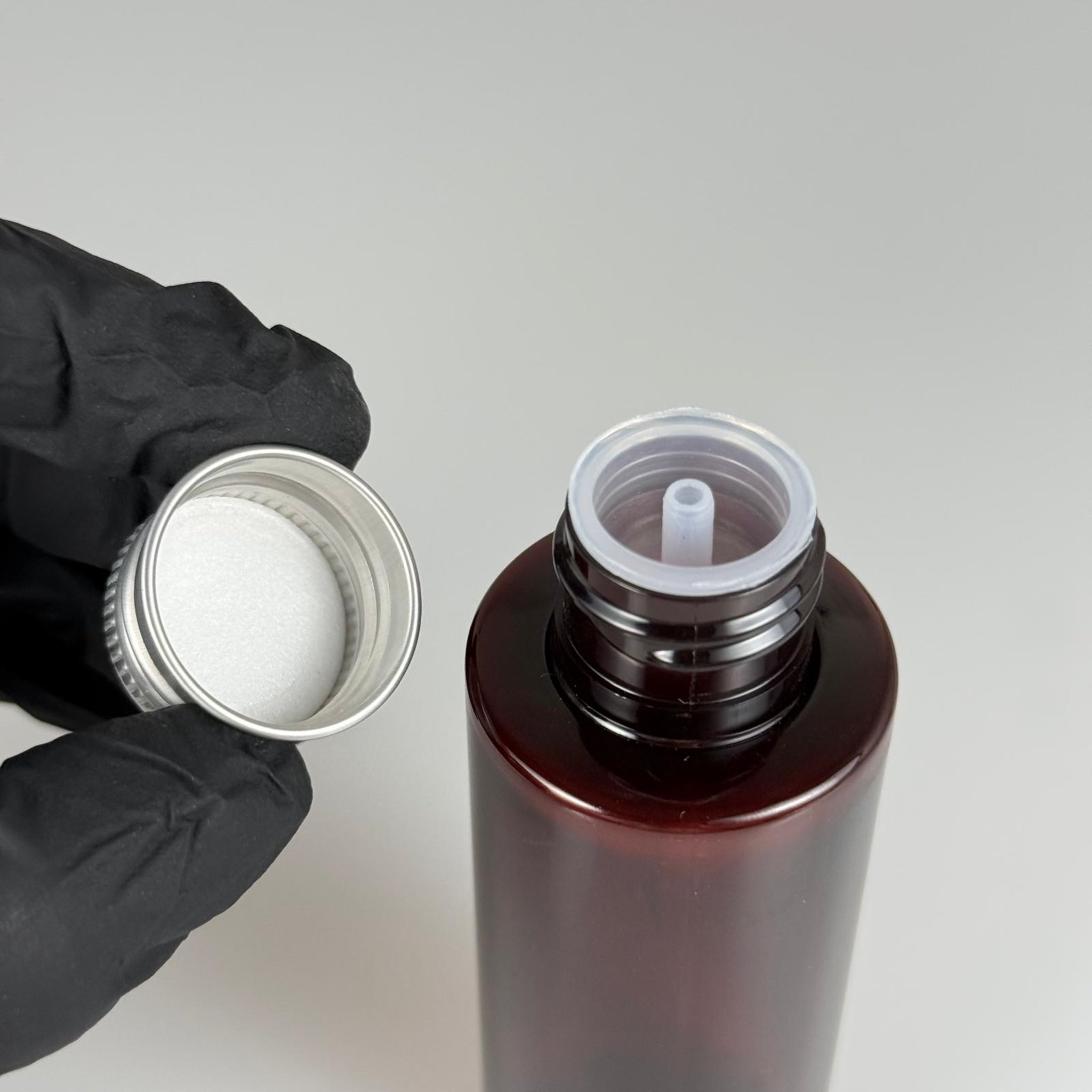 100 CC AMBER SİLİNDİR KESKİN KÜT MODEL SERT PET ŞİŞE (17 GR - 24 AĞIZ ) + KÖPÜK CONTALI GÜMÜŞ METAL ALÜMİNUM KAPAKLI + KOLONYA TIPALI TAKIM - 100 ML KAPAKLI AMBER PLASTİK ŞİŞELER