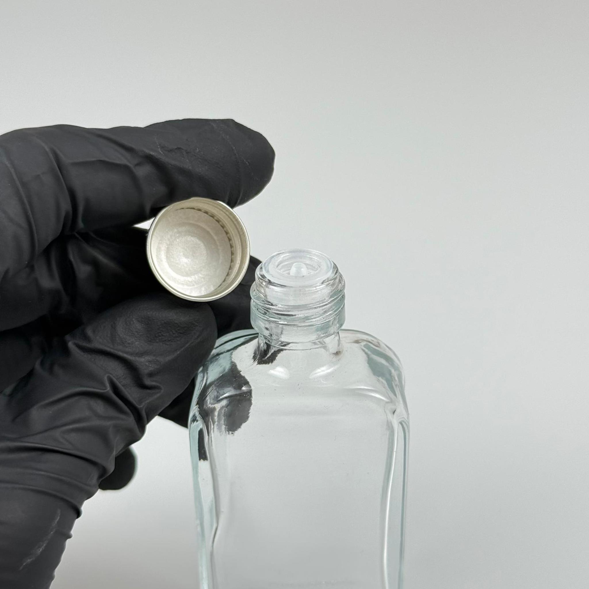 40 CC YASSI DİKDÖRTGEN CAM ŞİŞE - SİYAH METAL KAPAKLI KOLONYA TIPALI - 40 ML PRESTİJLİ ŞİŞE