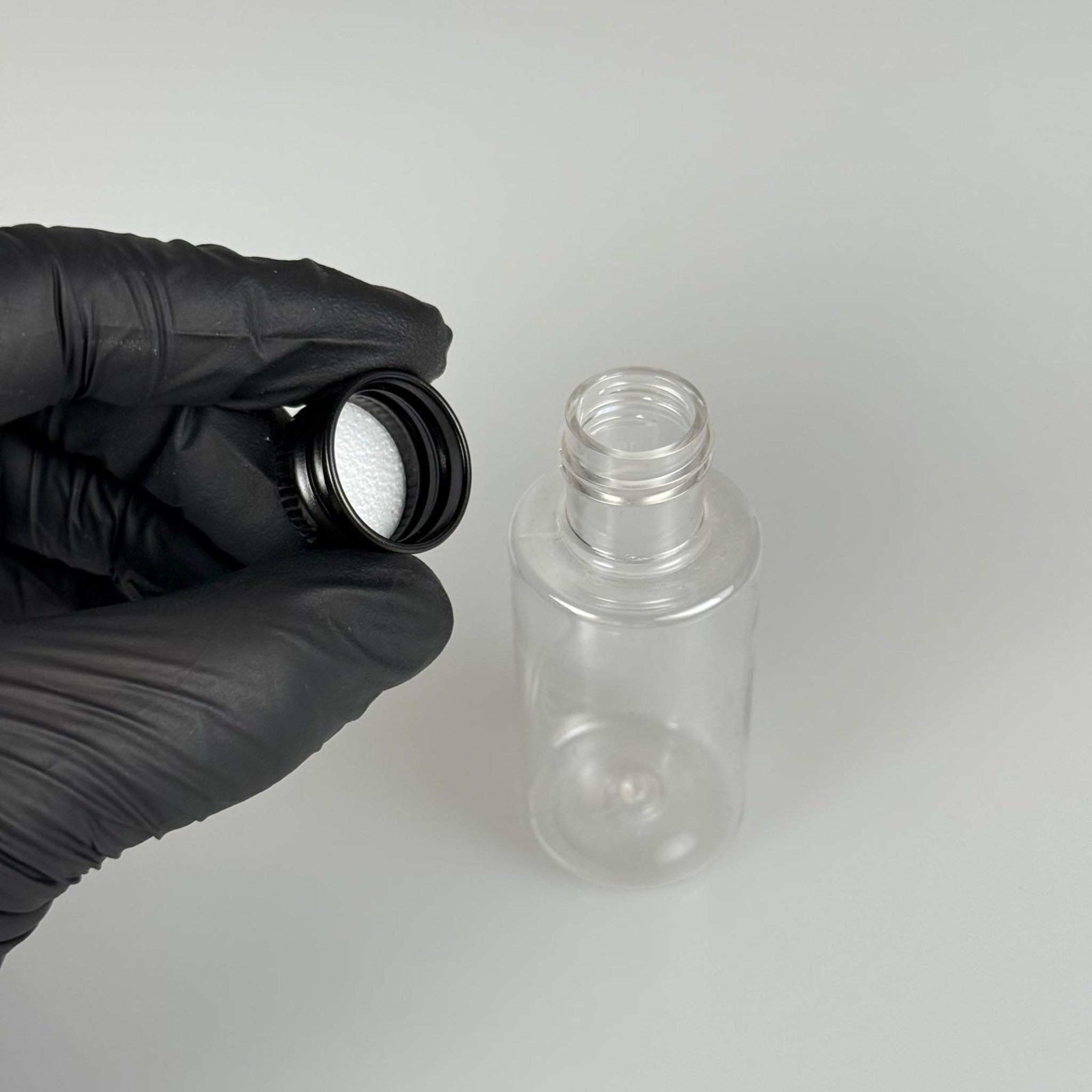 30 CC SİLİNDİR KISA MODEL PET ŞİŞE - KÖPÜK CONTALI SİYAH ALÜMİNYUM METAL KAPAKLI TAKIM - 30 ML ŞEFFAF PET ŞİŞE