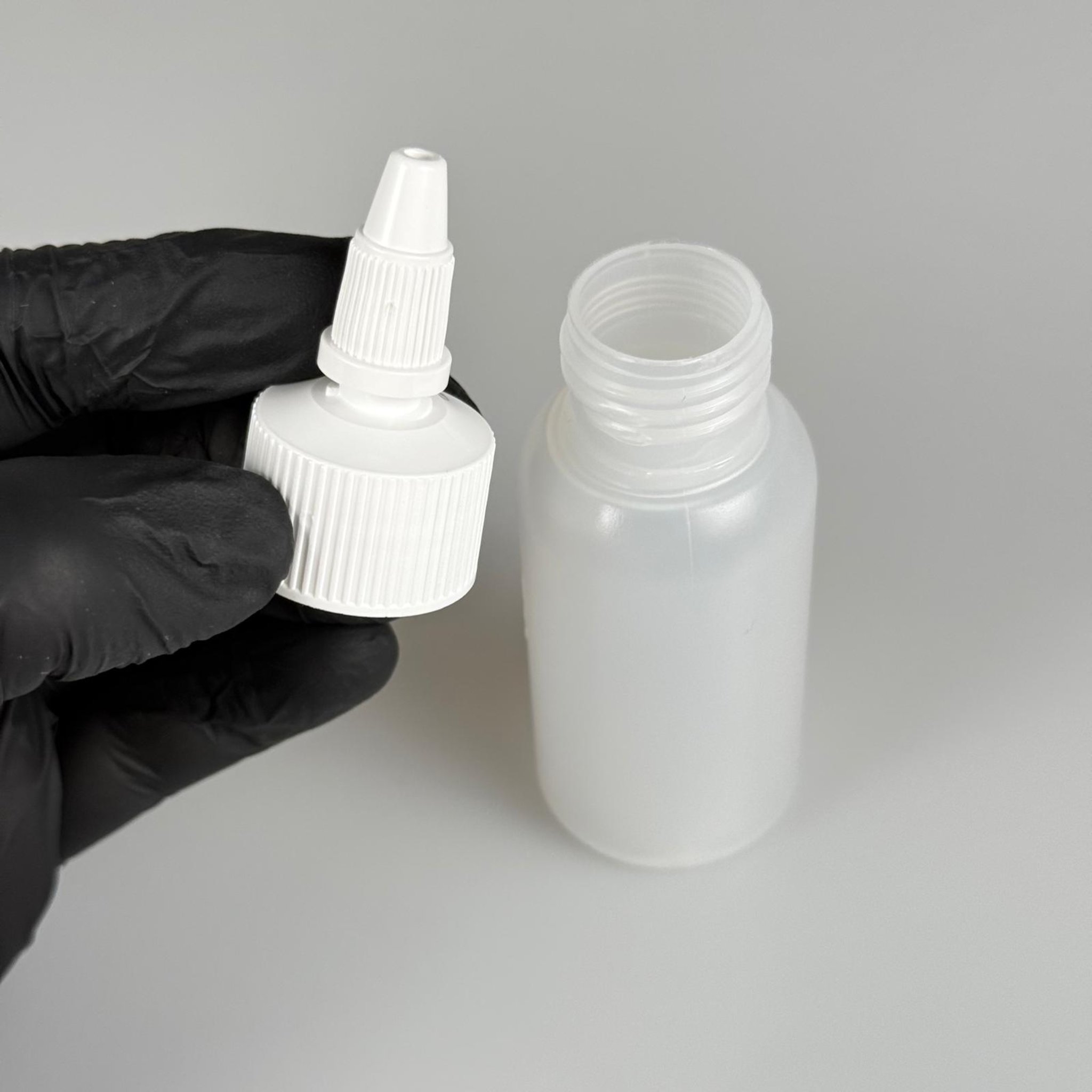 50 ML SIKILABİLİR YUMUŞAK POLİETİLEN PE PLASTİK ŞİŞE - BEYAZ TWİST AKITICI SOS KAPAKLI - 50 cc sos, yağ, kartuş, mürekkep vb için boş şişeler