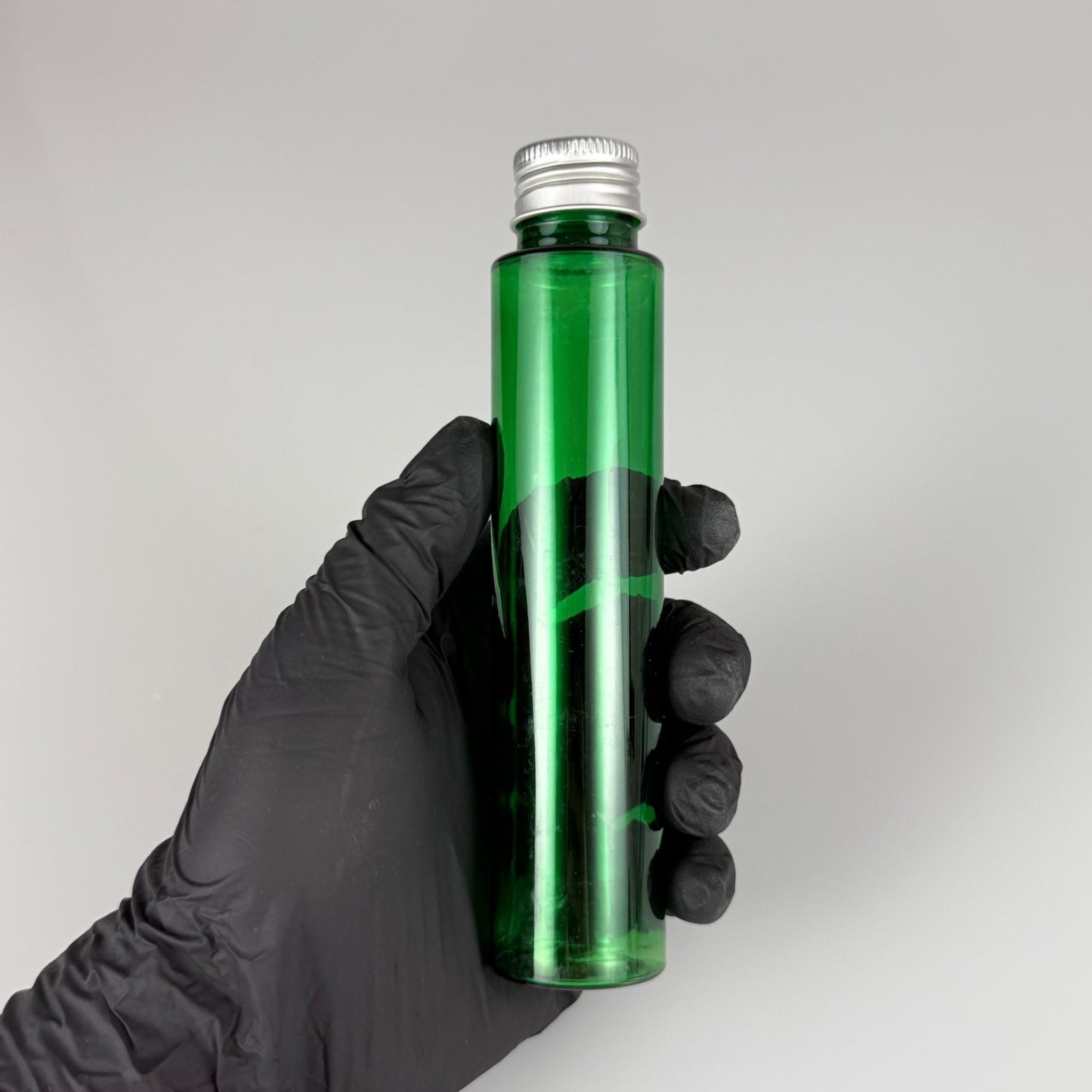 100 CC UZUN SİLİNDİR YEŞİL PET ŞİŞE (24 GR - 24 AĞIZ ) + KÖPÜK CONTALI GÜMÜŞ METAL ALÜMİNYUM KAPAK + KOLONYA TIPALI TAKIM - 100 ML BİBERİYE SUYU, LAVANTA YAĞI, SAÇ SERUM, TONİK VB İÇİN PLASTİK KOZMETİK AMBALAJLARI