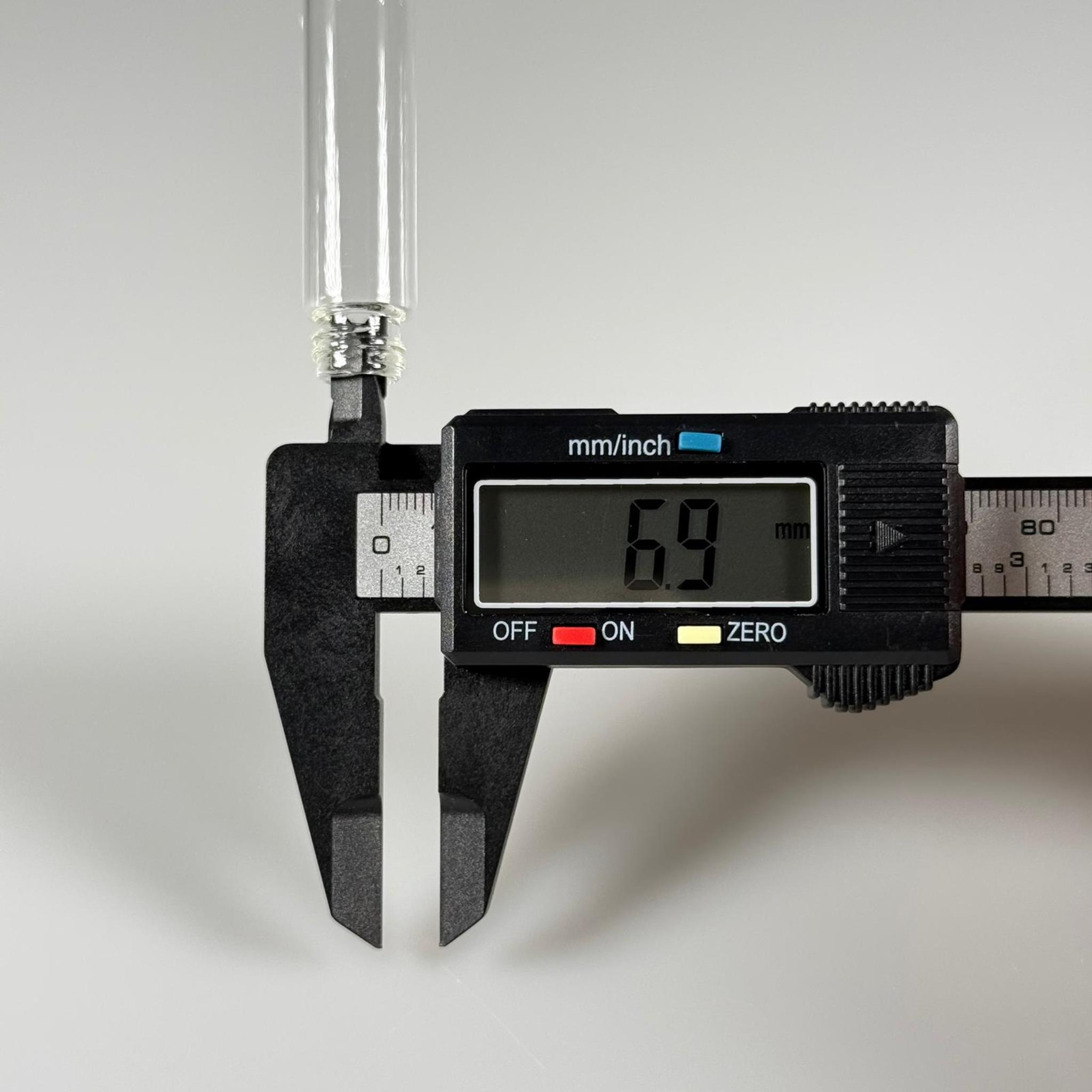 10 CC TESTER PARFÜM ŞİŞESİ - CAM KALEM PARFÜM ŞİŞESİ GOLD METAL SPREYLİ KAPAKLI TAKIM - 10 ML CAM TÜP PARFÜM ŞİŞESİ - VİDALI SPREY VALF TEKRAR DOLDURULABİLİR - HEDİYELİK CAM KOLONYA ŞİŞESİ - DÜĞÜN, NİŞAN, SÖZ, KINA, CENAZE, PROMOSYON İÇİN HEDİYELİK KOLONYA ŞİŞELERİ