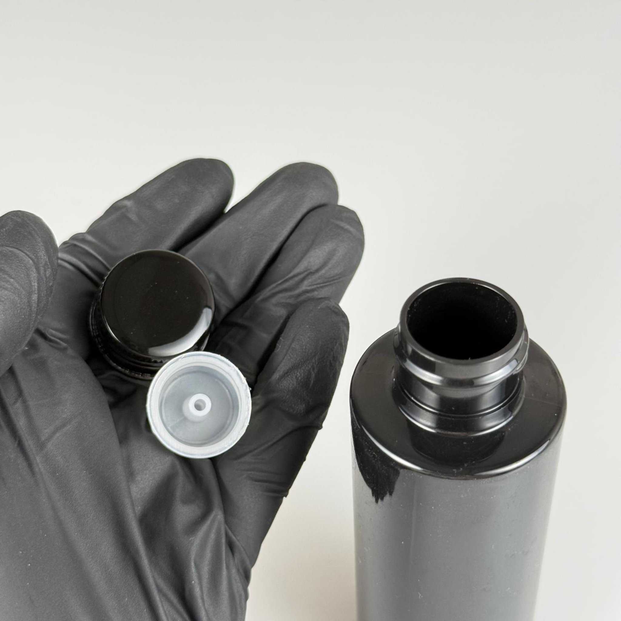 100 CC SİYAH SİLİNDİR KESKİN KÜT MODEL SERT PET ŞİŞE ( 17 GR - 24 AĞIZ ) + KÖPÜK CONTALI SİYAH METAL ALÜMİNYUM KAPAK + KOLONYA TIPALI TAKIM - 100 ML KAPAKLI SİYAH PLASTİK ŞİŞELER