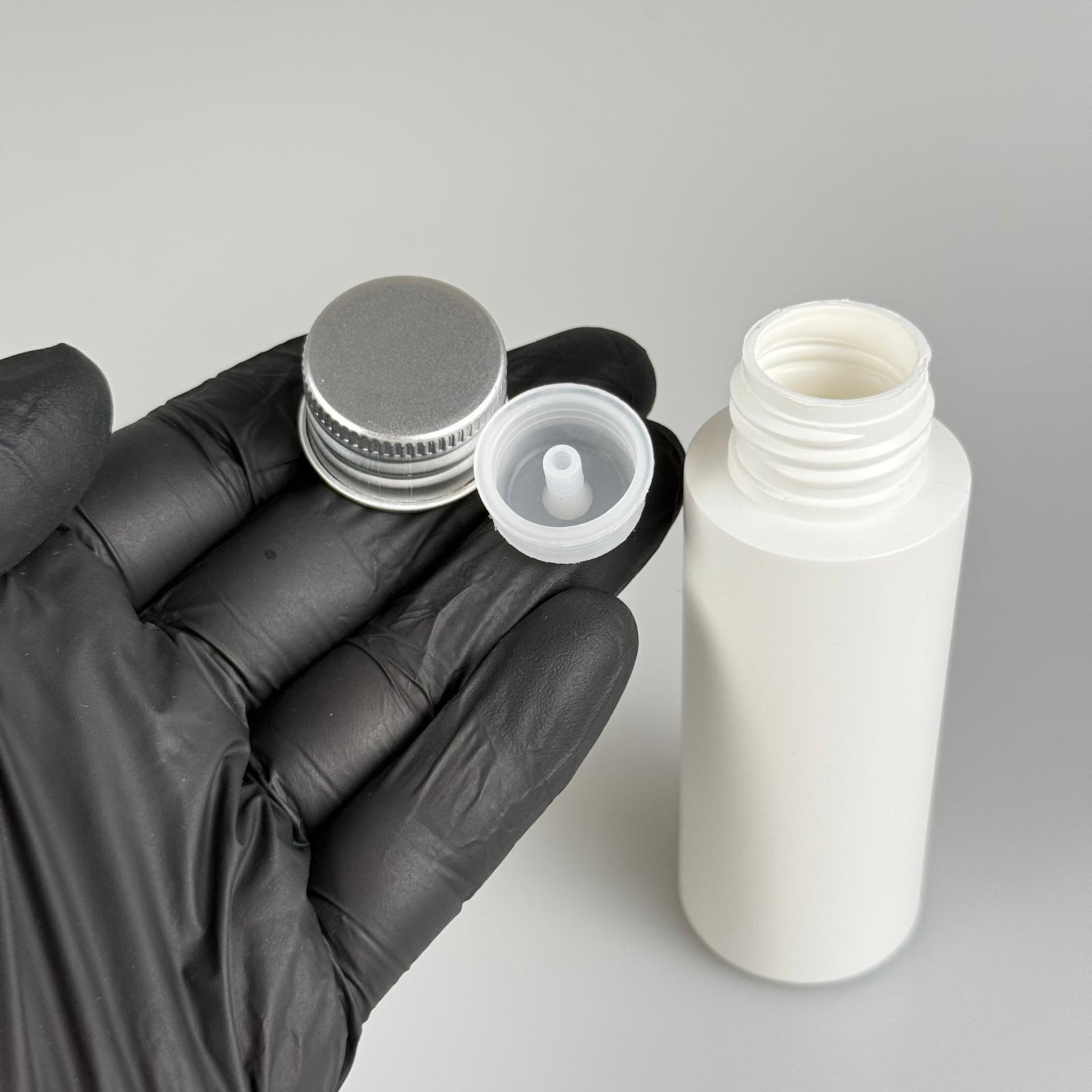 50 CC BEYAZ POLİETİLEN PLASTİK ASETON ŞİŞESİ ( 24 AĞIZ ) + KÖPÜK CONTALI GÜMÜŞ METAL ALÜMİNYUM KAPAK + KOLONYA TIPALI TAKIM - 50 ML BEYAZ PLASTİK ASETON ŞİŞELERİ