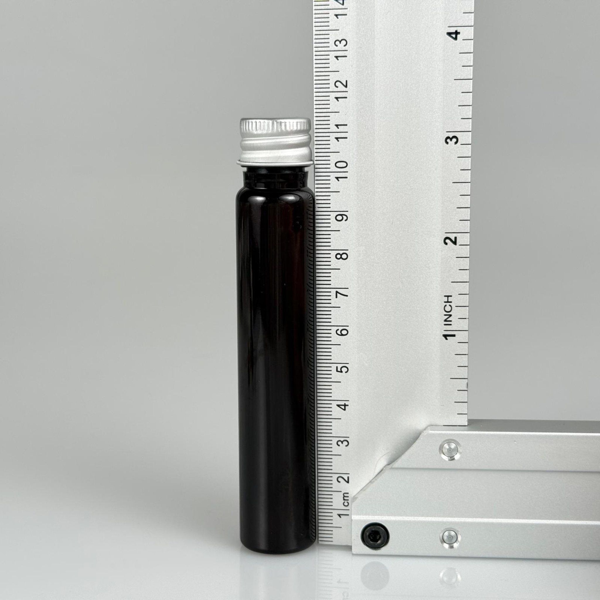 25 CC AMBER PLASTİK ŞİŞE + KÖPÜK CONTALI GÜMÜŞ ALÜMİNYUM METAL KAPAKLI TAKIM - 25 ML KAHVERENGİ PLASTİK ŞİŞE