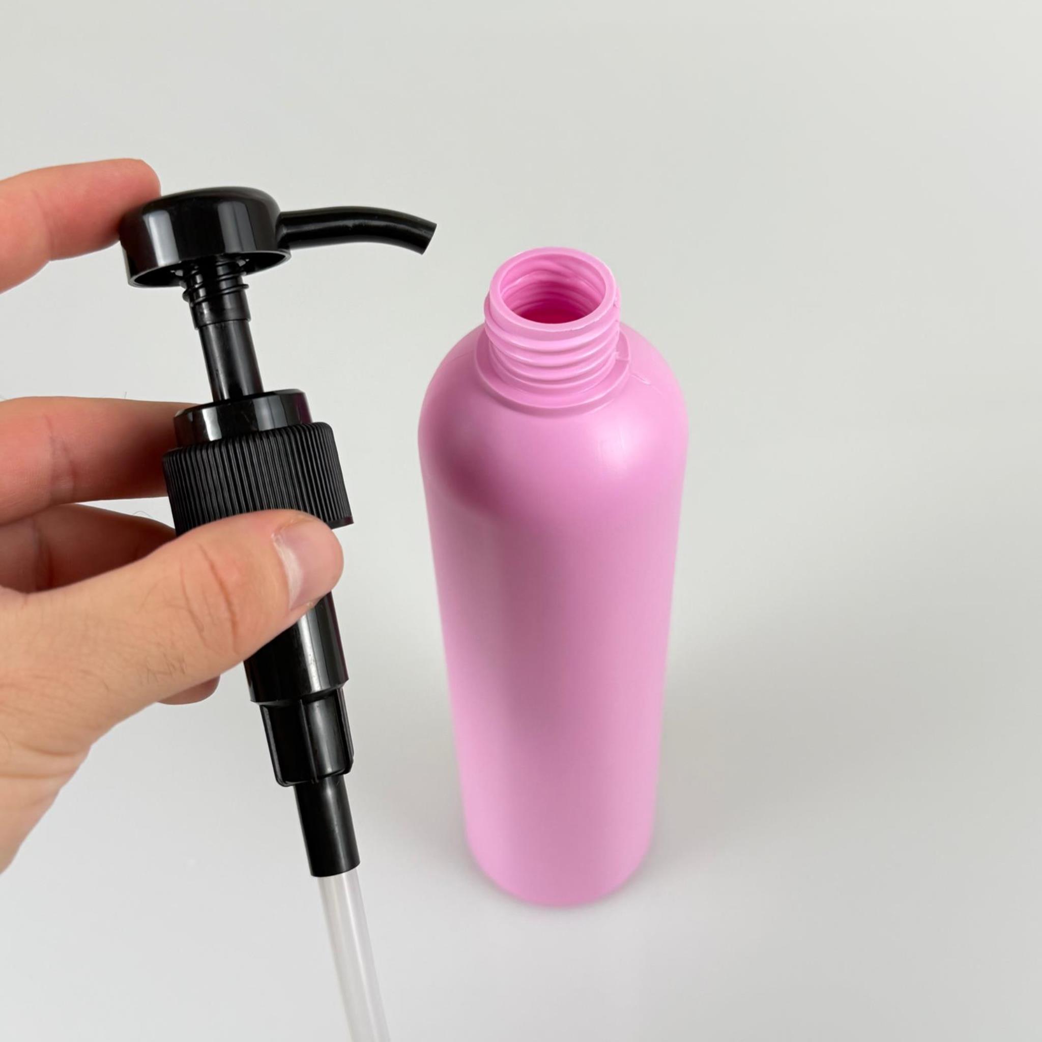 500 CC POLİETİLEN PEMBE MODEL ŞİŞE - SİYAH DOZAJ POMPALI (HER BASMADA 4 CC SIVI ATAR)  - 0,5 LT POMPALI ŞİŞE - ŞURUP, ŞAMPUAN, KREM GİBİ YOĞUN KIVAMLI SIVILARDA KULLANILIR