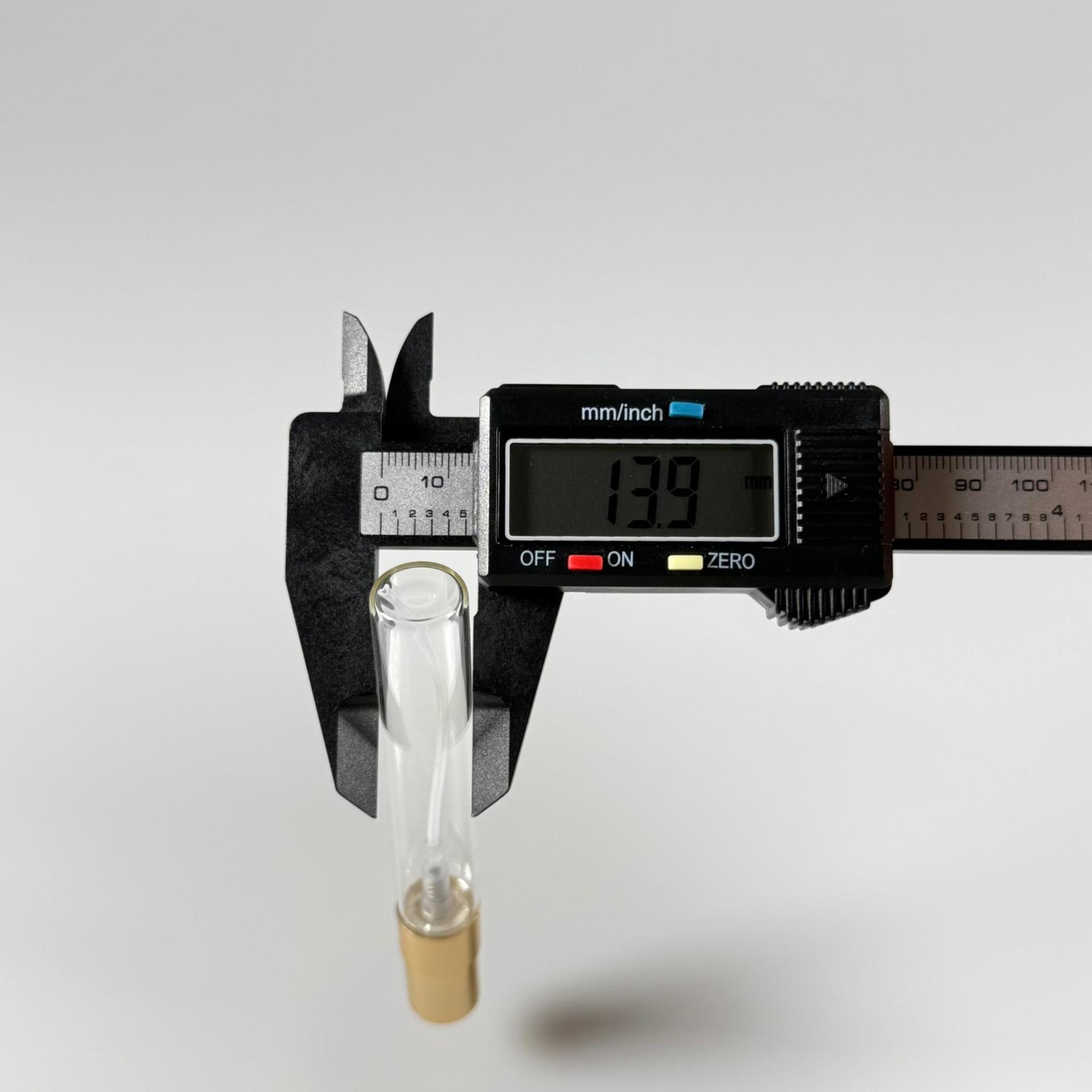 8 CC TESTER PARFÜM ŞİŞESİ - CAM KALEM PARFÜM ŞİŞESİ GOLD METAL SPREYLİ KAPAKLI TAKIM - 8 ML CAM TÜP PARFÜM ŞİŞESİ - VİDALI SPREY VALF TEKRAR DOLDURULABİLİR - HEDİYELİK CAM KOLONYA ŞİŞESİ - DÜĞÜN, NİŞAN, SÖZ, KINA, CENAZE, PROMOSYON İÇİN HEDİYELİK KOLONYA ŞİŞELERİ