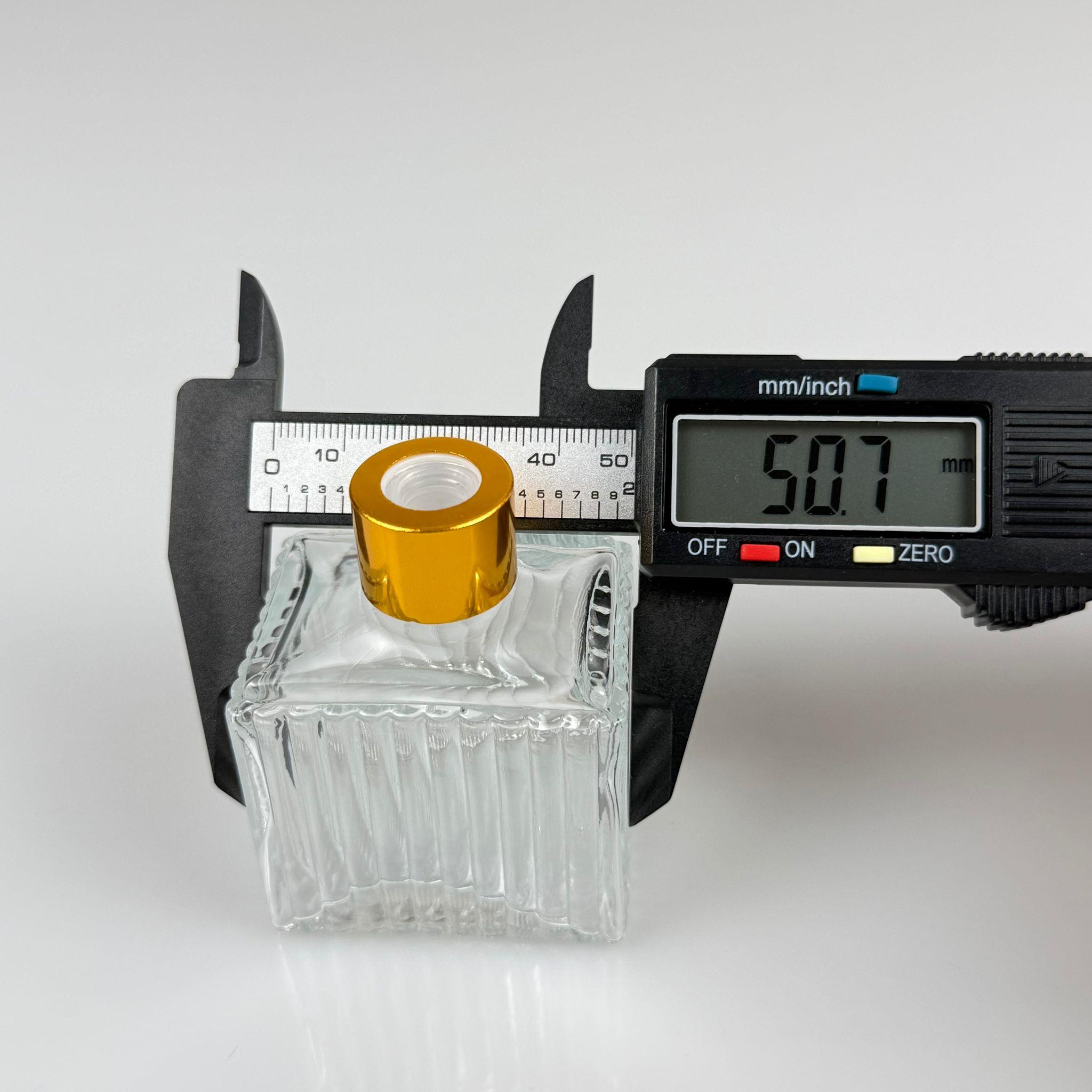 50 CC KÖŞELİ DESENLİ ÇİZGİLİ PRESTİJ CAM BAMBU ODA KOKUSU ŞİŞESİ - 50 ML ÇUBUKLU BAMBU ODA KOKUSU ŞİŞESİ - DİFÜZÖR ŞİŞE- CAM ŞİŞE + GOLD METAL KAPAK + PLASTİK TIPA