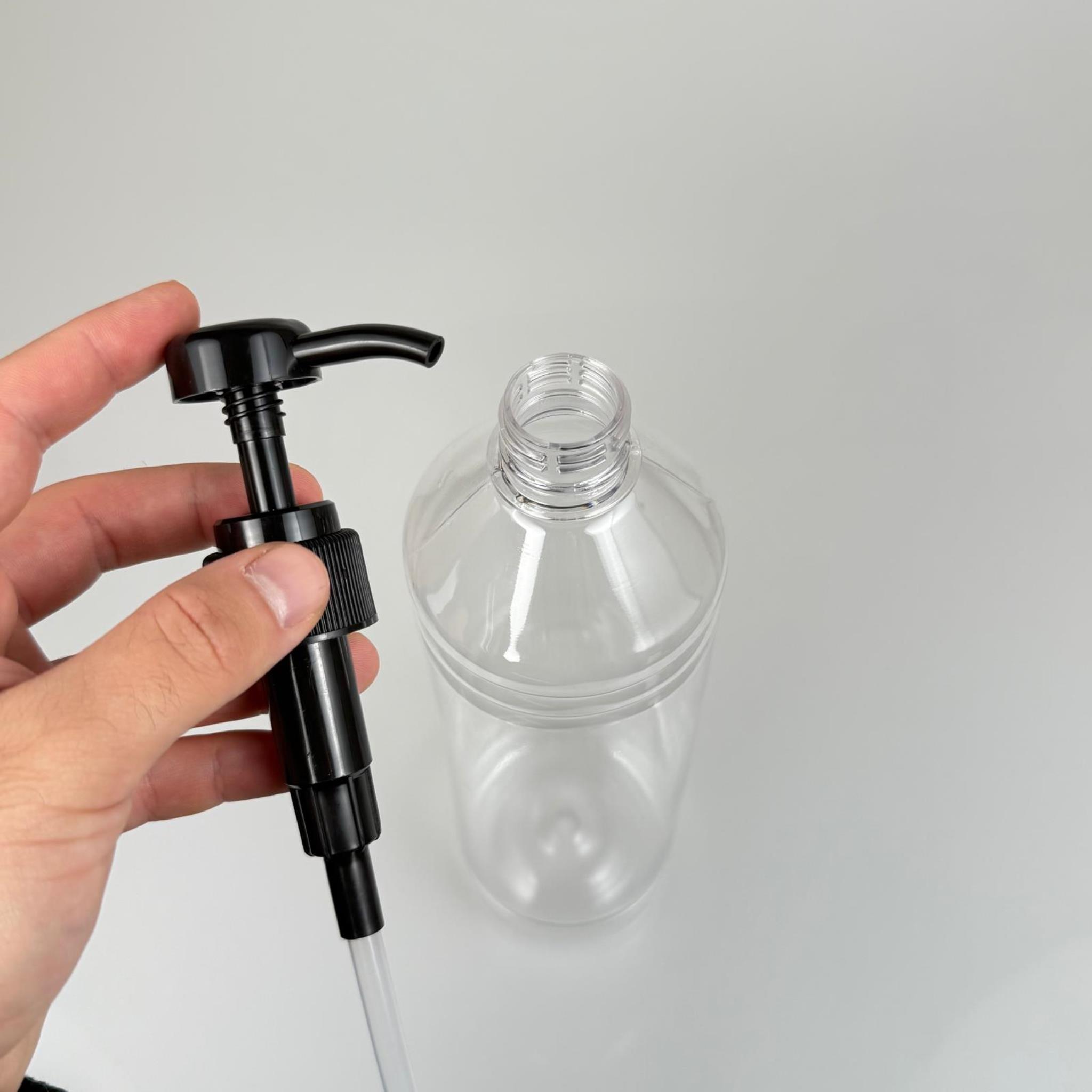 1000 CC ŞEFFAF DÜZ MODEL PET ŞİŞE - SİYAH DOZAJ POMPALI (HER BASMADA 4 CC SIVI ATAR)  - 1 LT POMPALI ŞİŞE - ŞURUP, ŞAMPUAN, KREM GİBİ YOĞUN KIVAMLI SIVILARDA KULLANILIR