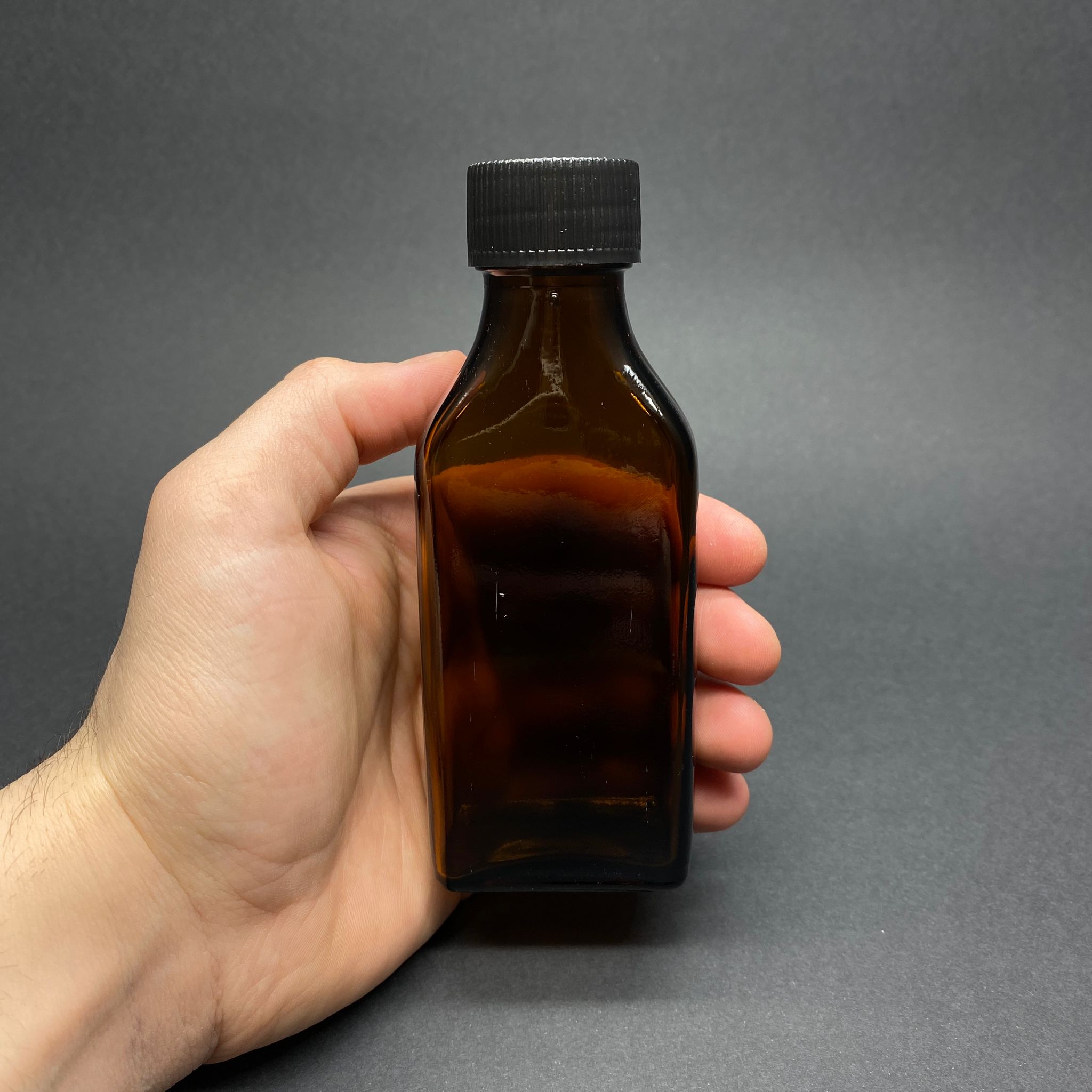 100 CC AMBER YASSI CAM ŞİŞE KAPAKSIZ (28 AĞIZ) SİYAH KAPAKLI - 100 ML YASSI AMBER CAM ŞİŞE
