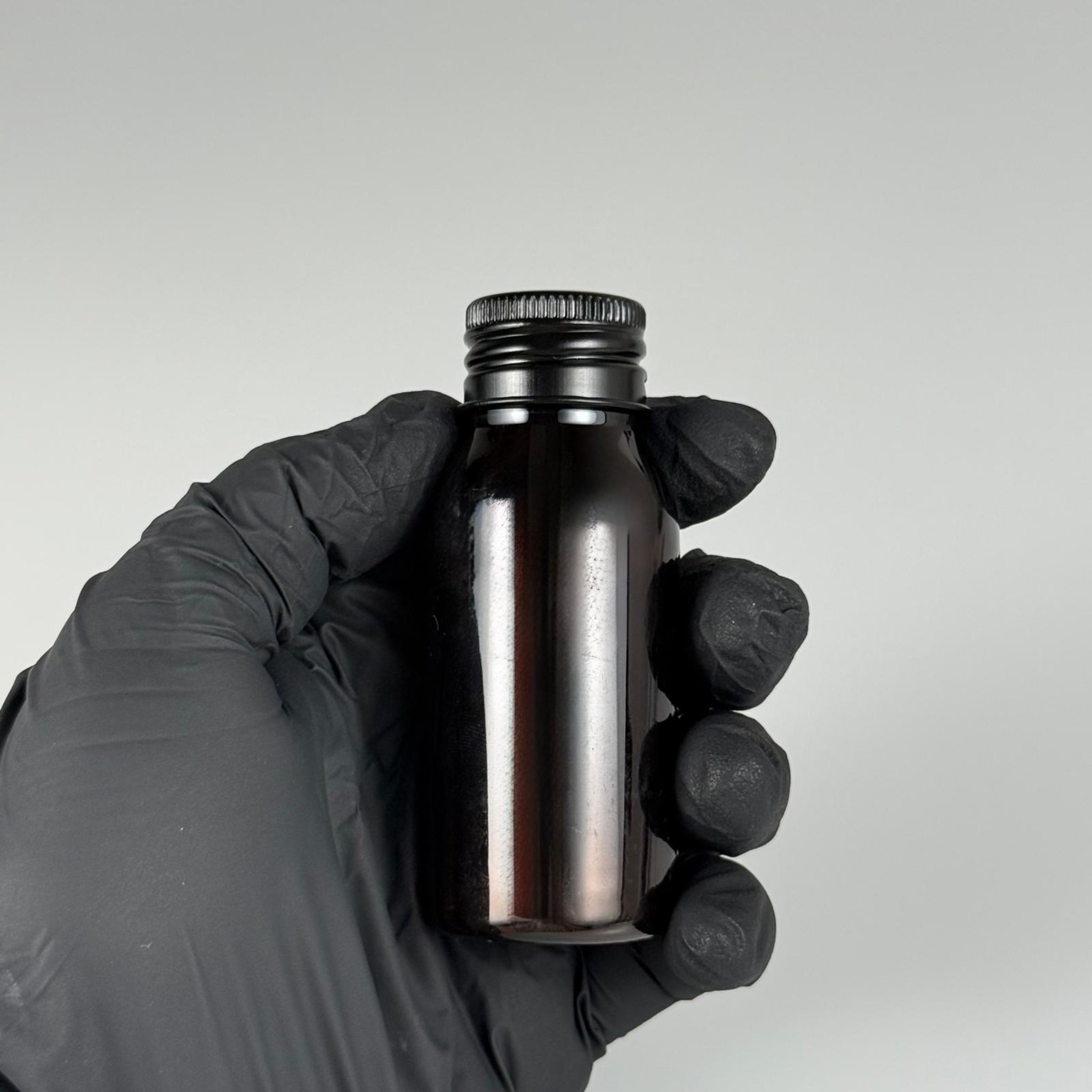 50 CC AMBER SERT MODEL PET ŞİŞE (24 AĞIZ) + KÖPÜK CONTALI SİYAH METAL ALÜMİNYUM KAPAK TAKIM - 50 ML KAPAKLI KAHVERENGİ PLASTİK ŞİŞELER