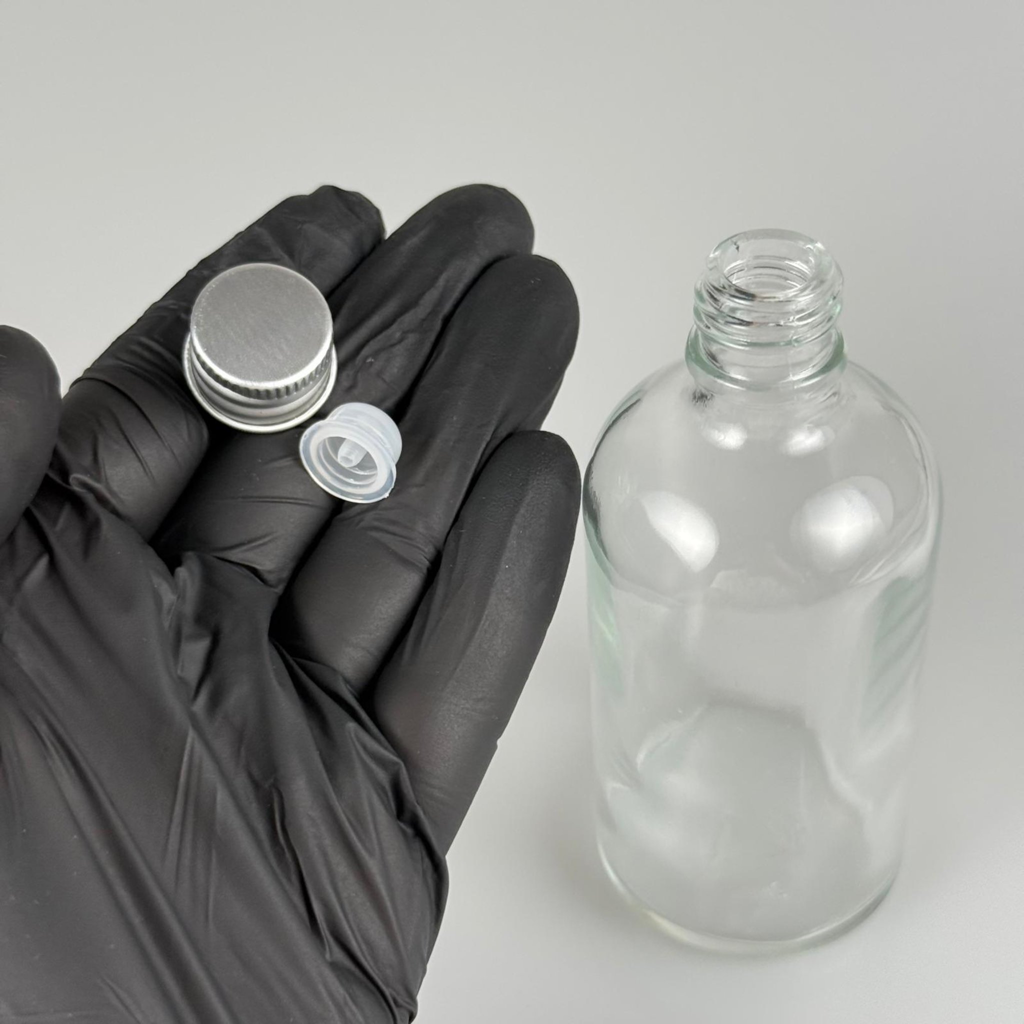 100 CC ŞEFFAF CAM ŞİŞE + KÖPÜK CONTALI GÜMÜŞ ALÜMİNYUM METAL KAPAKLI + DAMLALIKLI KOLONYA TIPALI TAKIM - 100 ML ŞEFFAF CAM ŞİŞE