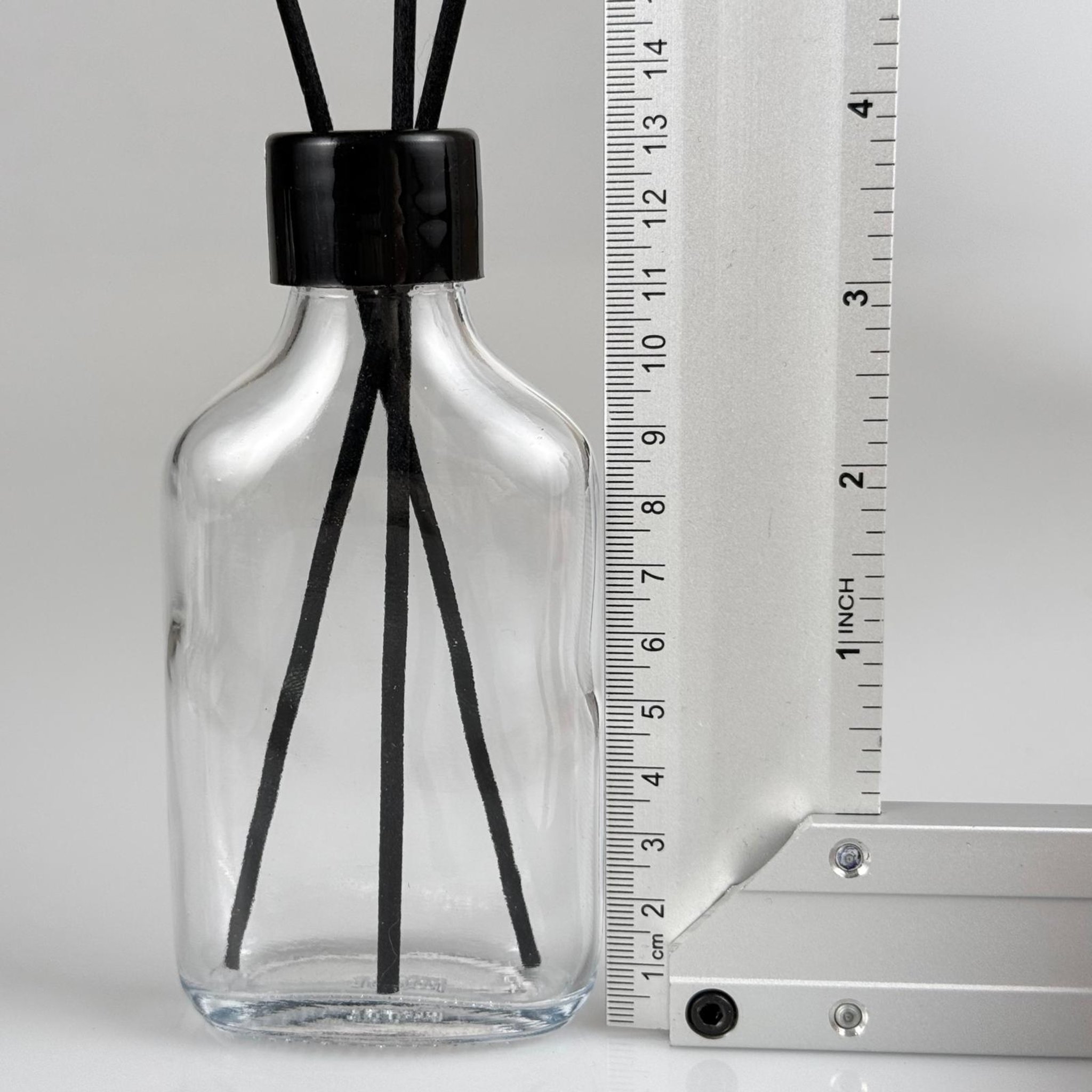 100 CC YASSI CAM BAMBU ODA KOKUSU ŞİŞESİ - 100 ML ÇUBUKLU BAMBU ODA KOKUSU ŞİŞESİ - DİFÜZÖR ŞİŞE- CAM ŞİŞE + SİYAH VİDALI DELİKLİ KAPAK + KÖR TIPA + 3 ADET FİBER SİYAH BAMBU ÇUBUK