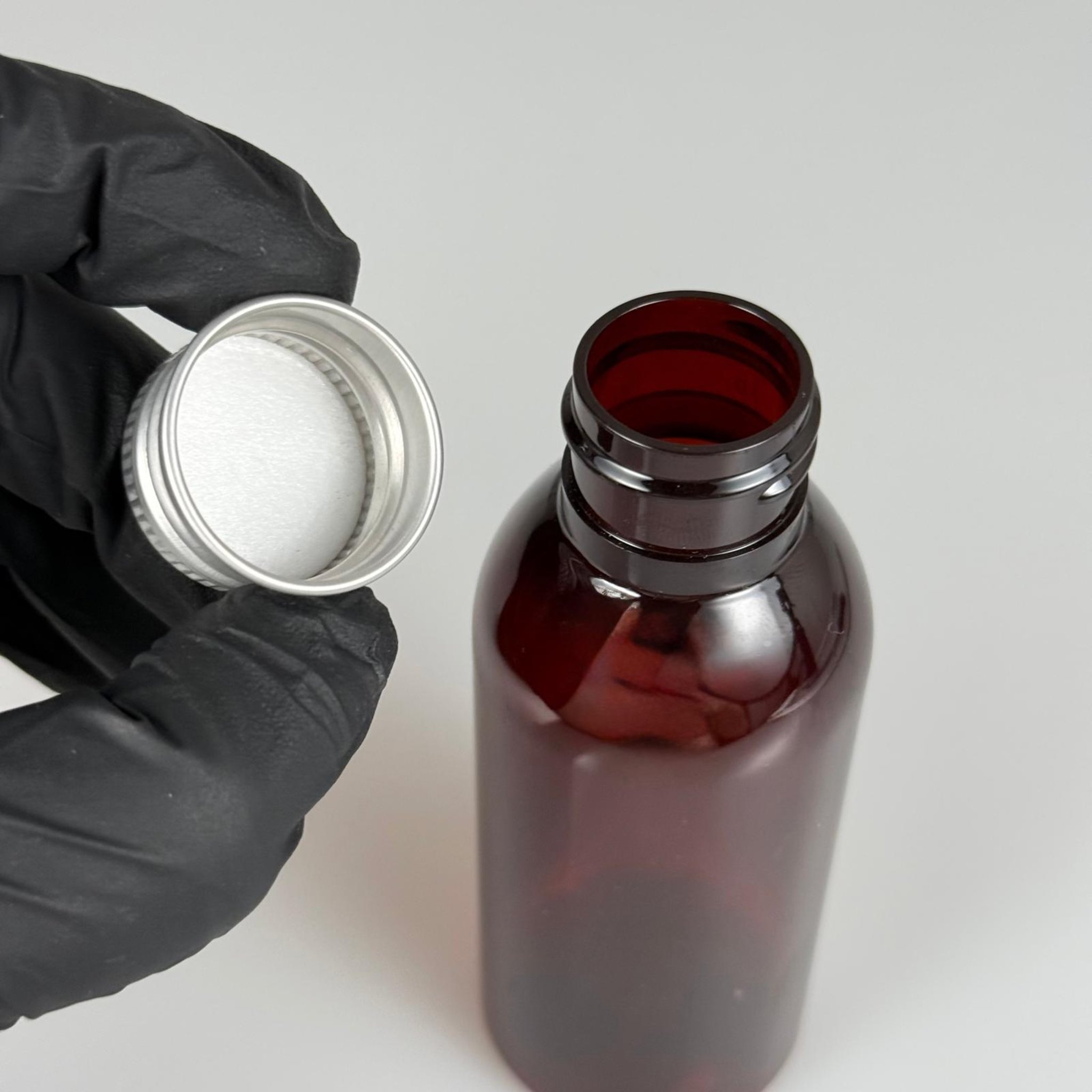 100 CC AMBER SERT MODEL PET ŞİŞE (24 AĞIZ) + KÖPÜK CONTALI GÜMÜŞ METAL ALÜMİNYUM KAPAK TAKIM - 100 ML KAPAKLI KAHVERENGİ KALIN PET ŞİŞELER