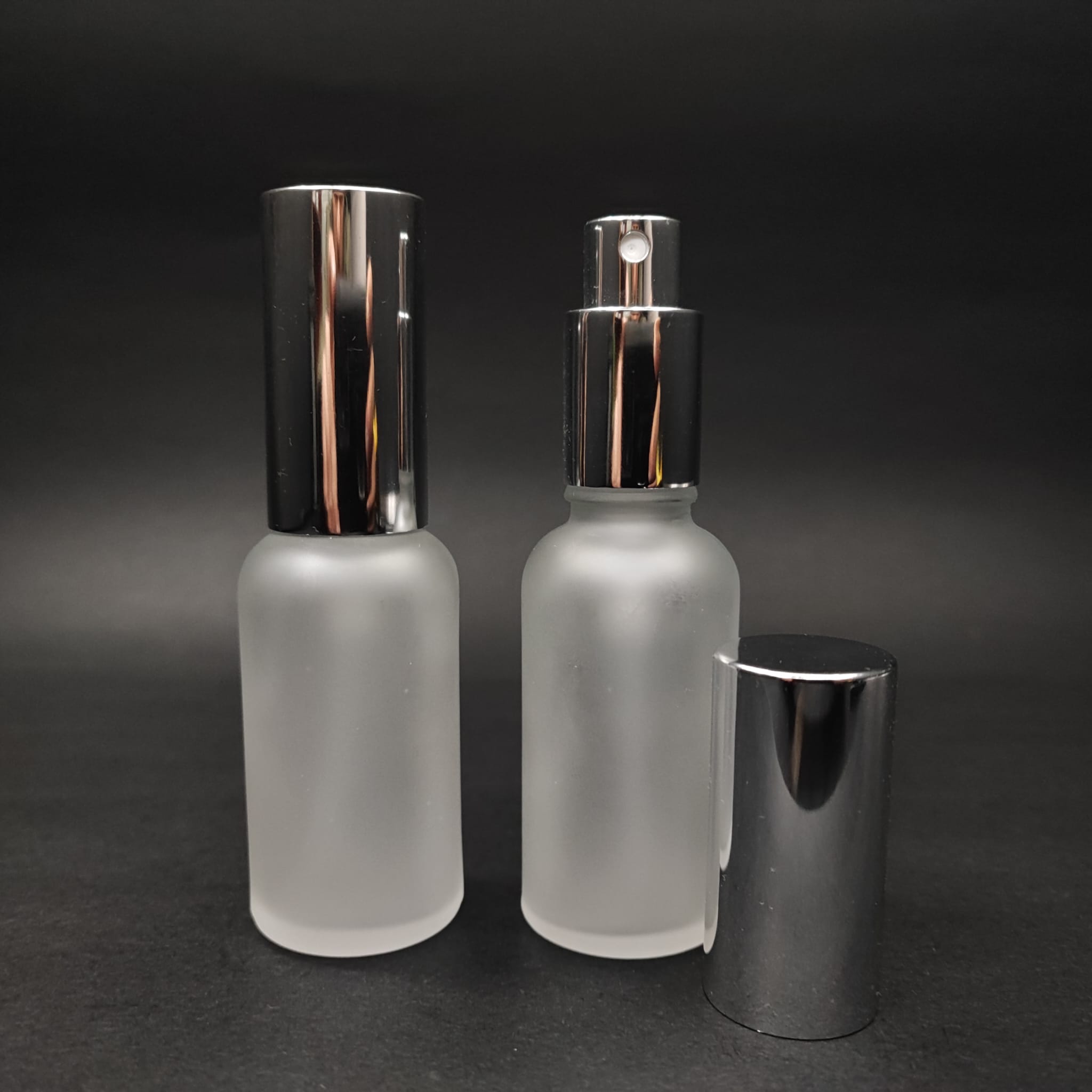 30 ML LÜKS VİDALI VALF ÇEVİRME PARFÜM ŞİŞELERİ - 30 CC BUZLU CAM ŞİŞE - GÜMÜŞ METAL SPREYLİ KAPAKLI SET