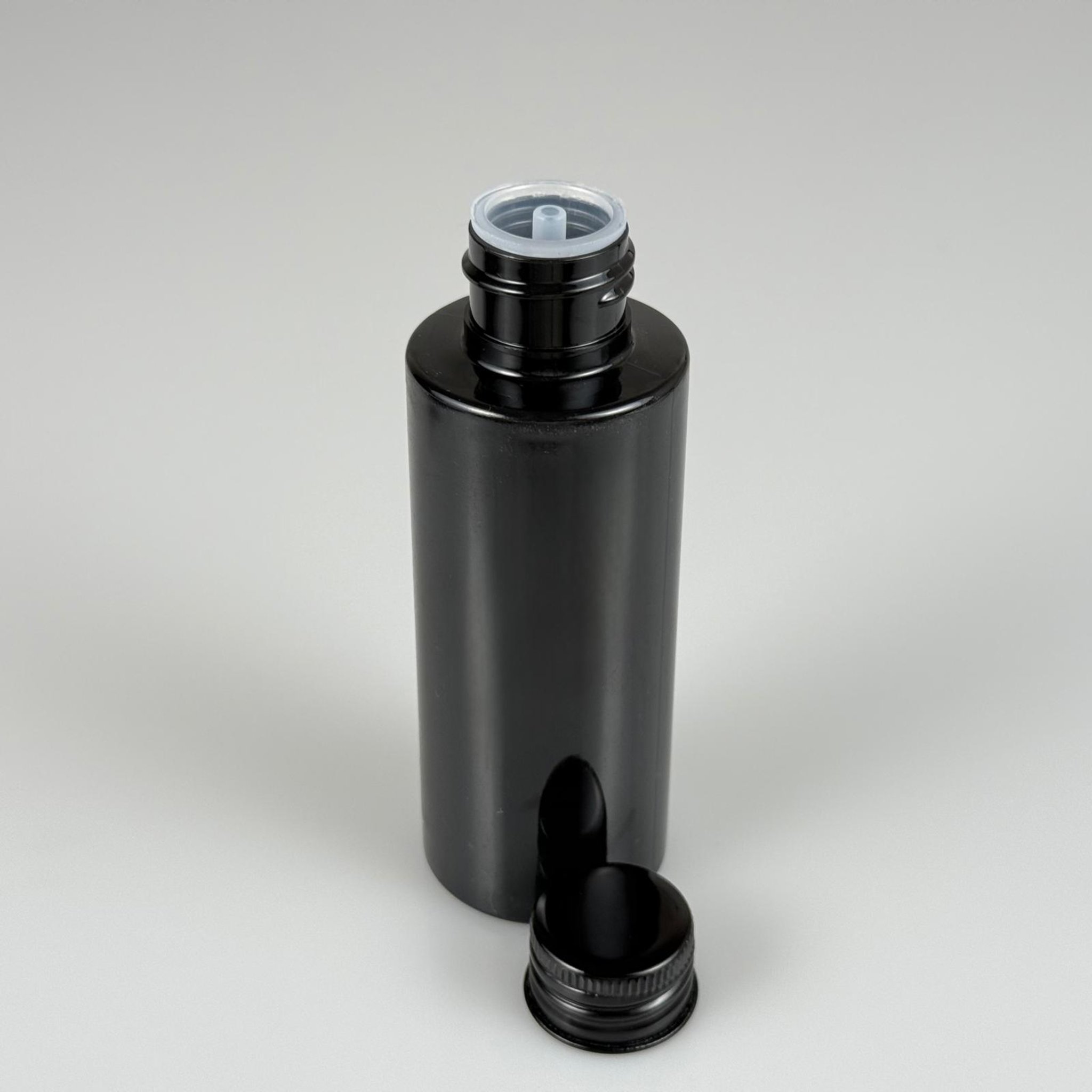 100 CC SİYAH SİLİNDİR KESKİN KÜT MODEL SERT PET ŞİŞE ( 17 GR - 24 AĞIZ ) + KÖPÜK CONTALI SİYAH METAL ALÜMİNYUM KAPAK + KOLONYA TIPALI TAKIM - 100 ML KAPAKLI SİYAH PLASTİK ŞİŞELER
