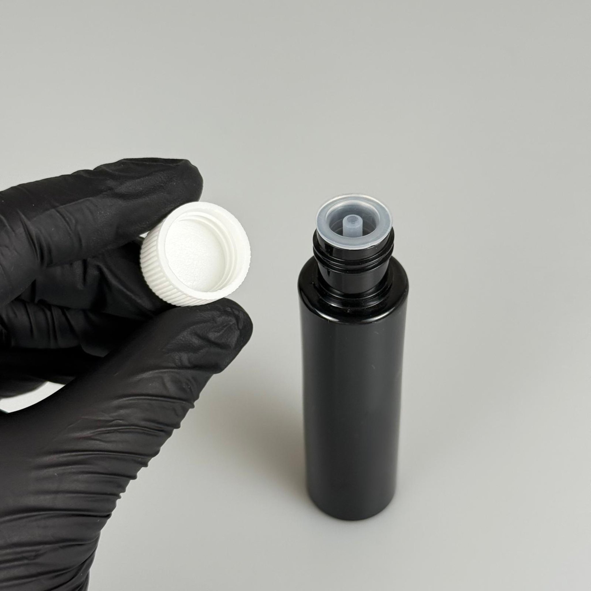 35 CC İÇTEN DAMLALIKLI PLASTİK ŞİŞE -  35 ML SİYAH PET ŞİŞE + CONTALI BEYAZ KAPAK + KOLONYA TIPALI (DELEREK KULLANILIR) TAKIM