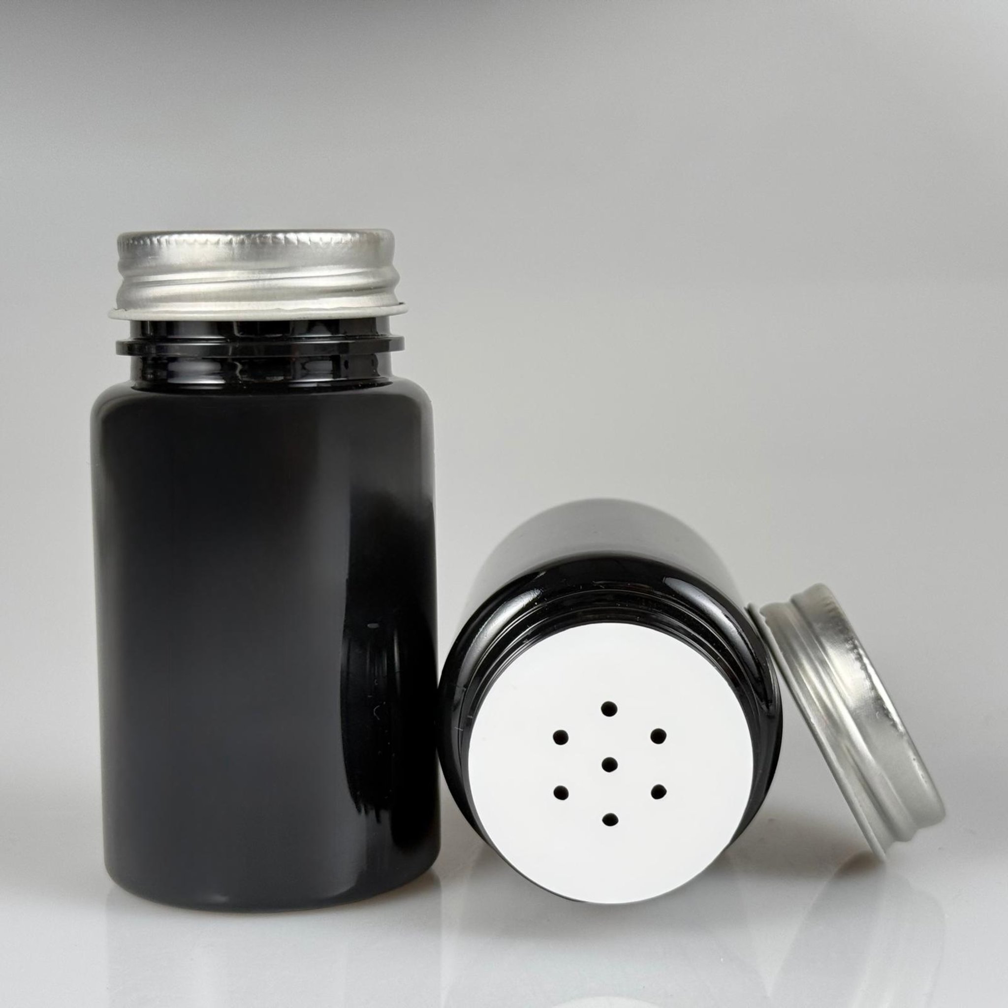 100 CC SİYAH PET PUDRA ŞİŞESİ + GÜMÜŞ METAL KAPAKLI + PUDRA TIPALI TAKIM - 100 ML PUDRA KUTUSU, EKO TUZLUK
