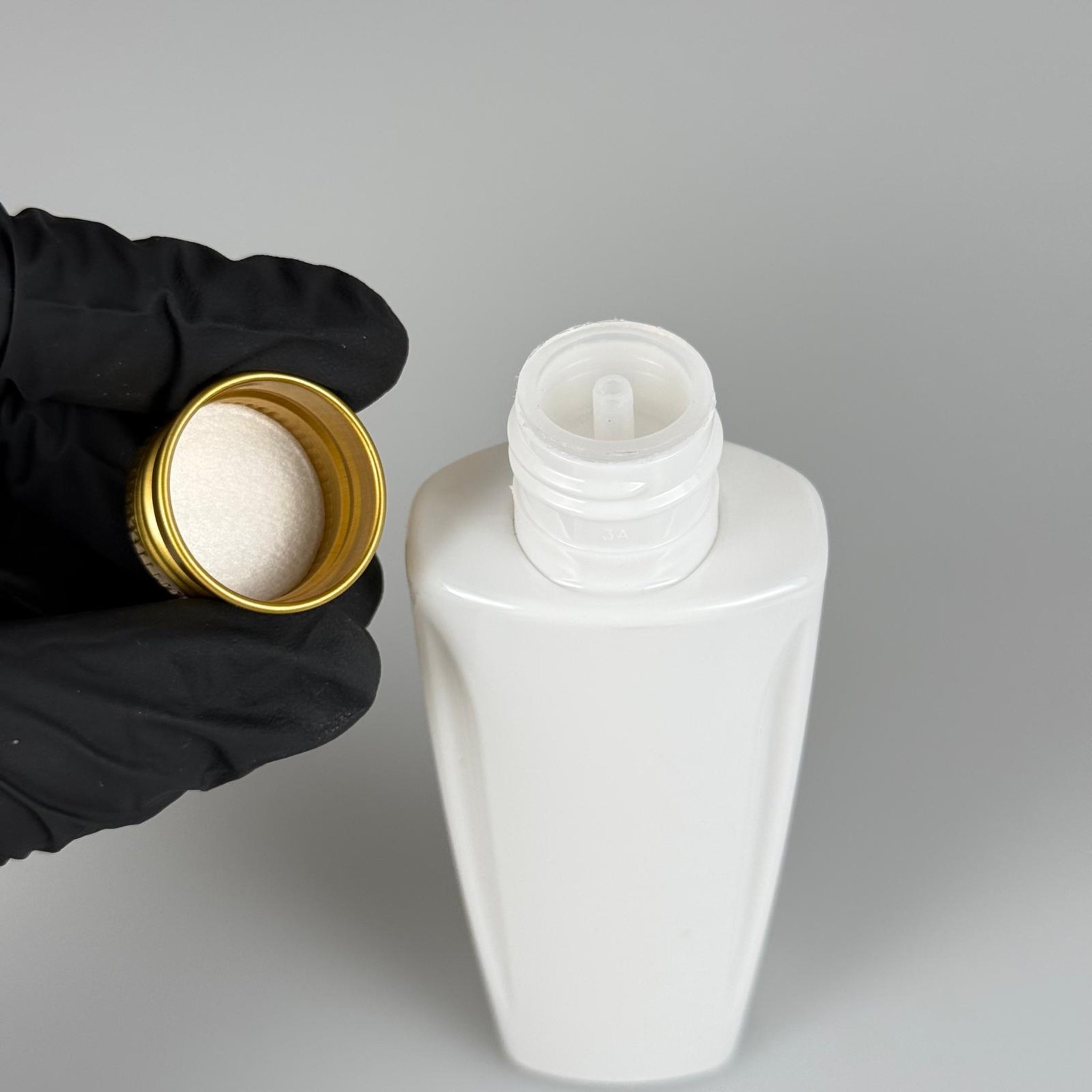100 CC BEYAZ SERT PET ŞİŞE (LOREAL PARİS MODEL) 24 AĞIZ + KÖPÜK CONTALI GOLD METAL ALÜMİNYUM KAPAK + KOLONYA TIPALI TAKIM - 100 ML KAPAKLI KOZMETİK PLASTİK ŞİŞELER