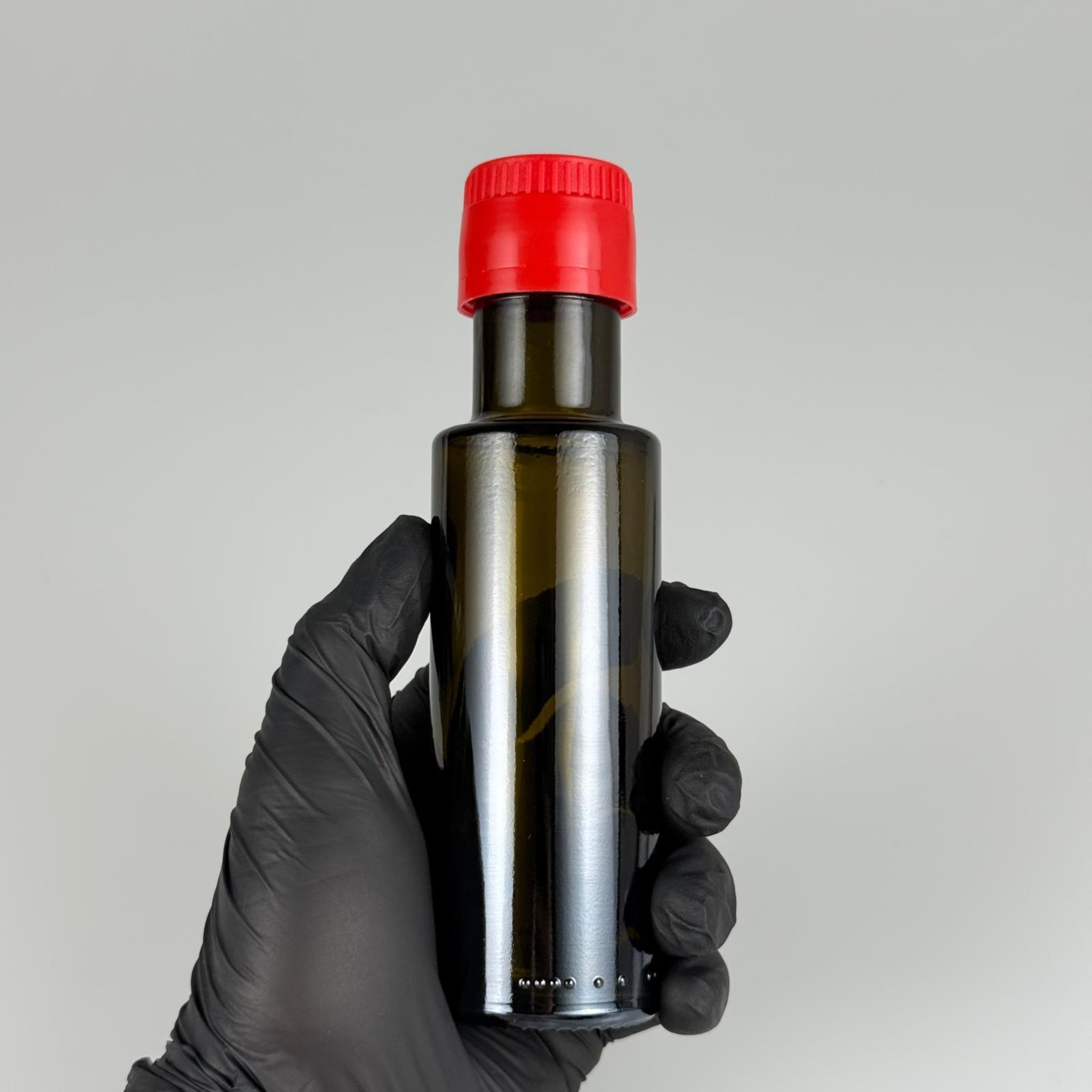 100 CC DORİKA CAM ŞİŞE KOYU YEŞİL (31 MM AĞIZ) - AKITICILI KIRMIZI KİLİTLİ KAPAKLI - 100 ML SİLİNDİR DORİCA YAĞ VE SOS ŞİŞELERİ