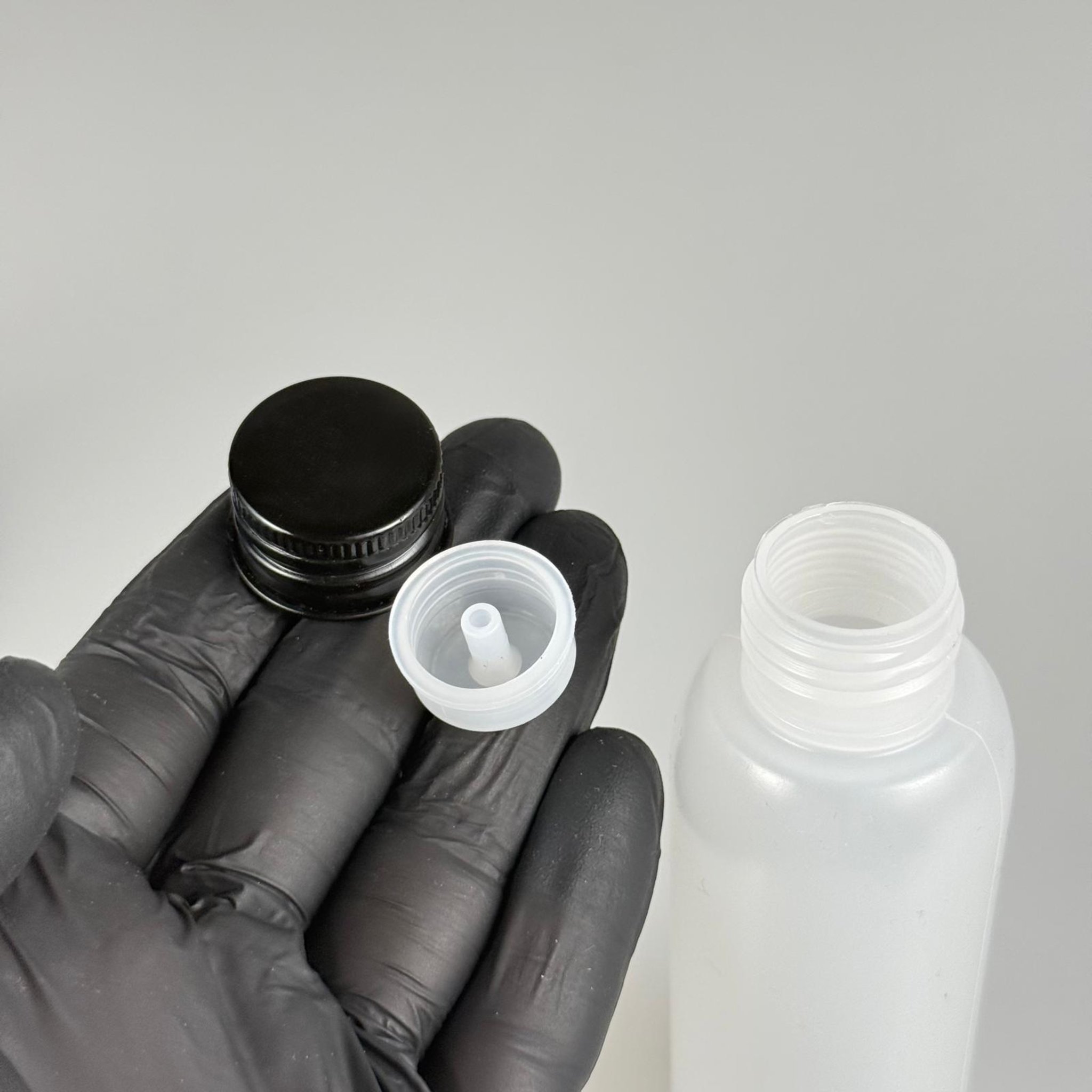100 ML SIKILABİLİR YUMUŞAK PE POLİETİLEN PLASTİK ASETON ŞİŞESİ ( 24 AĞIZ ) + KÖPÜK CONTALI SİYAH METAL ALÜMİNYUM KAPAKLI + KOLONYA TIPALI TAKIM - 100 cc sos, yağ, kartuş, mürekkep vb için boş şişeler