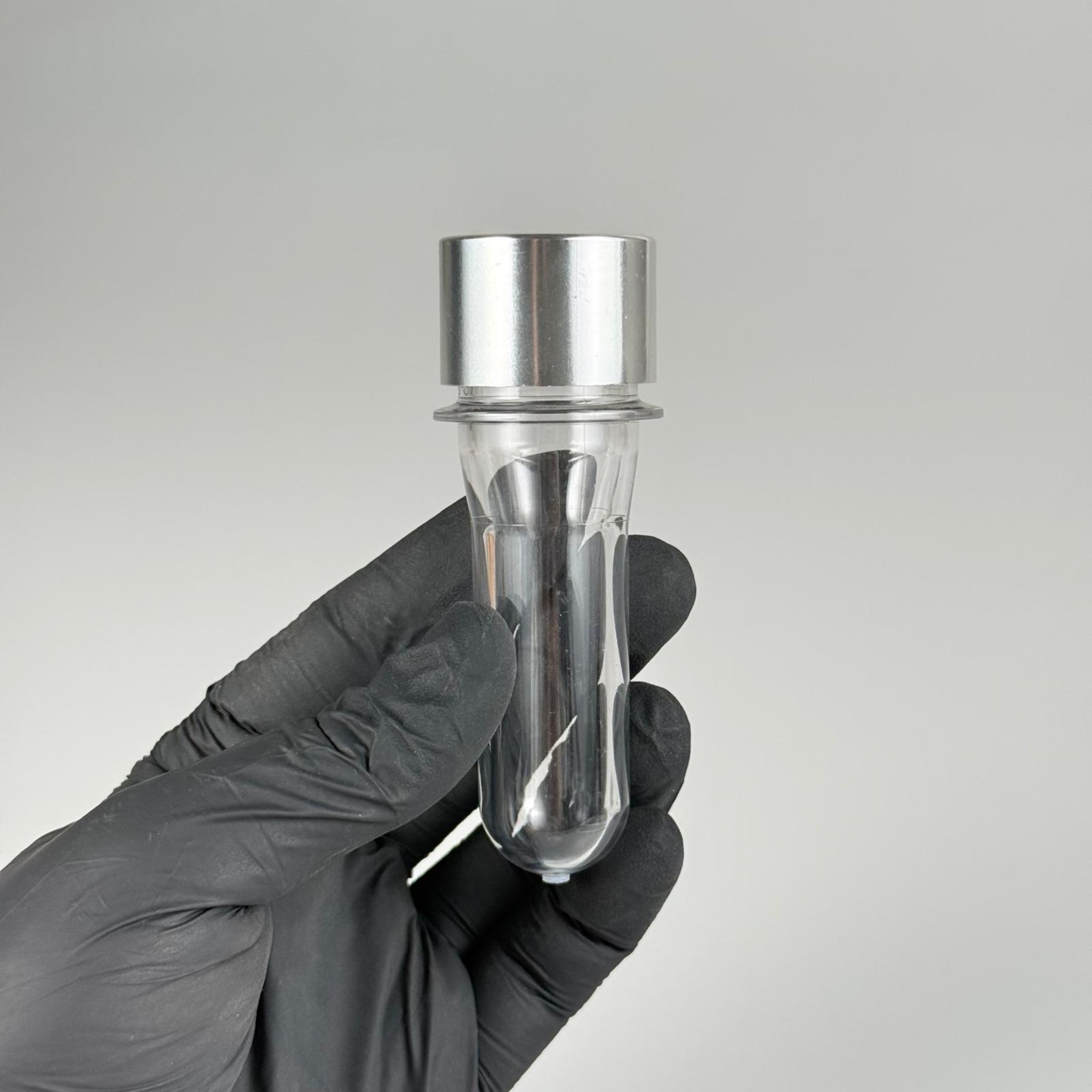 9 CM TÜP - 20 CC UZUN KALIN PET ŞİŞE + ALÜMİNYUM KAPLAMALI GÜMÜŞ KAPAKLI + KÖR TIPALI TAKIM - 20 ML KALIN PET ŞİŞE