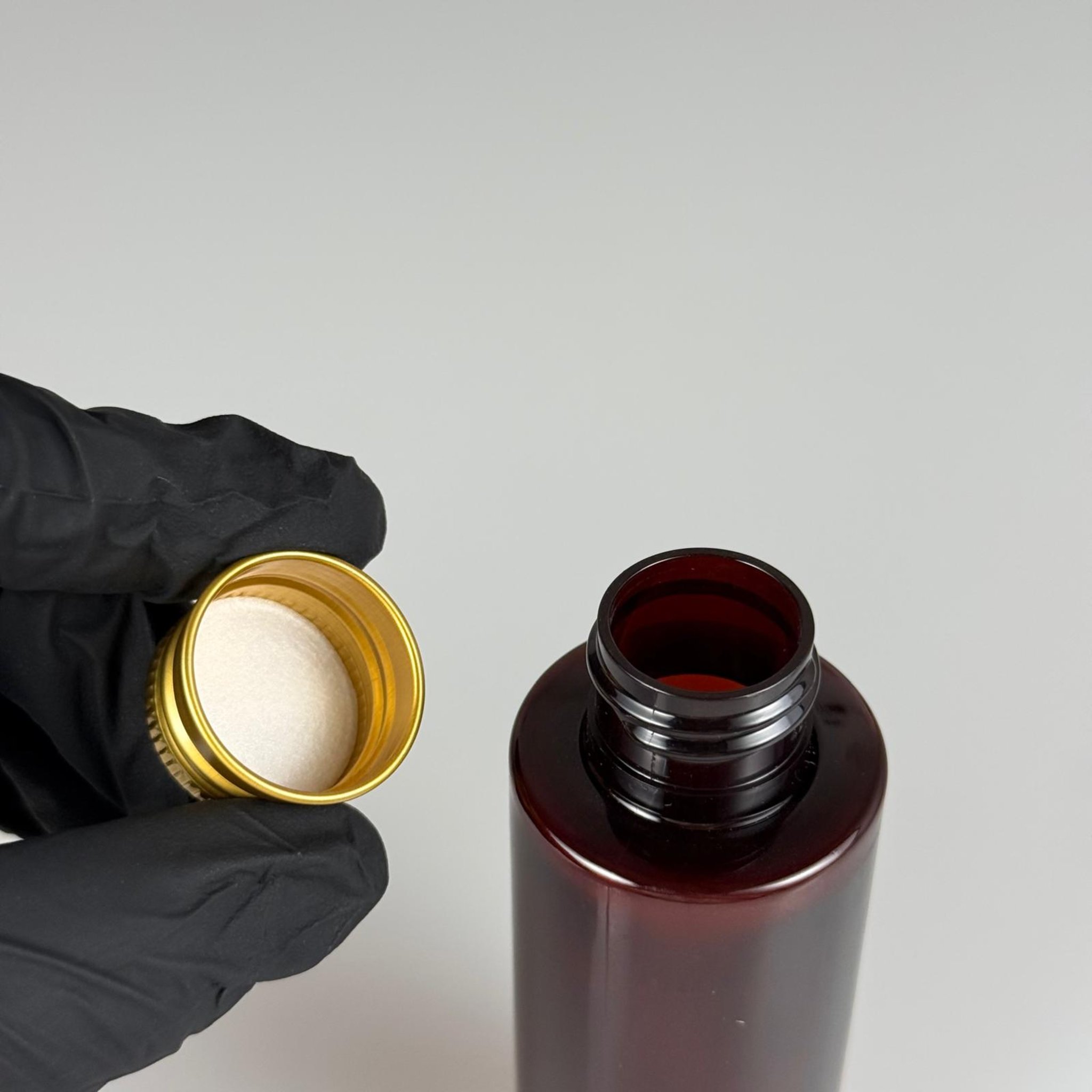 100 CC AMBER SİLİNDİR KESKİN KÜT MODEL SERT PET ŞİŞE (17 GR - 24 AĞIZ ) + KÖPÜK CONTALI GOLD METAL ALÜMİNUM KAPAKLI TAKIM - 100 ML KAPAKLI AMBER PLASTİK ŞİŞELER