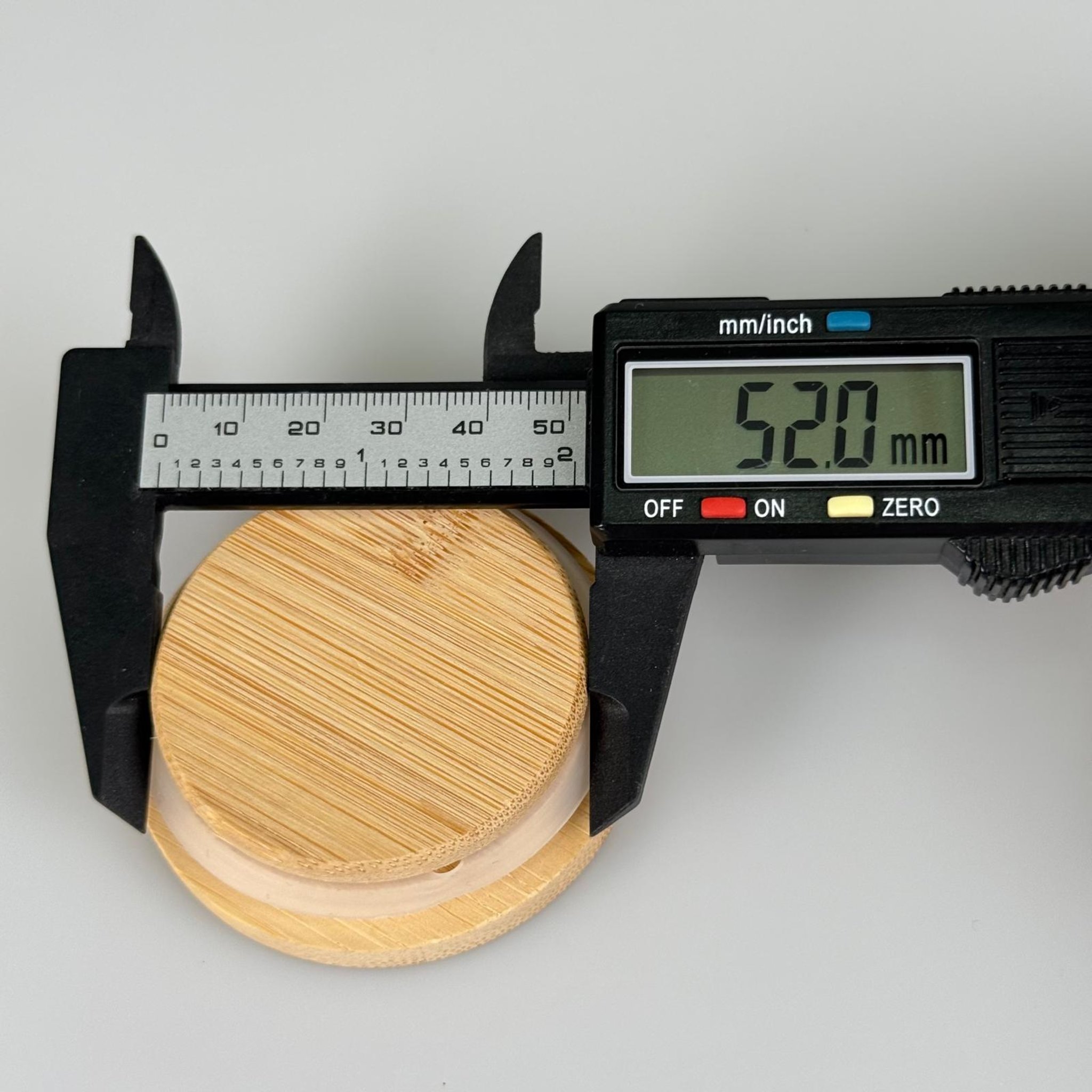 55 MM AHŞAP BAMBU GEÇME KAPAK - SİLİKON CONTALI - MUM BARDAK, BAHARAT KAVANOZU VB İÇİN KULLANILABİLİR