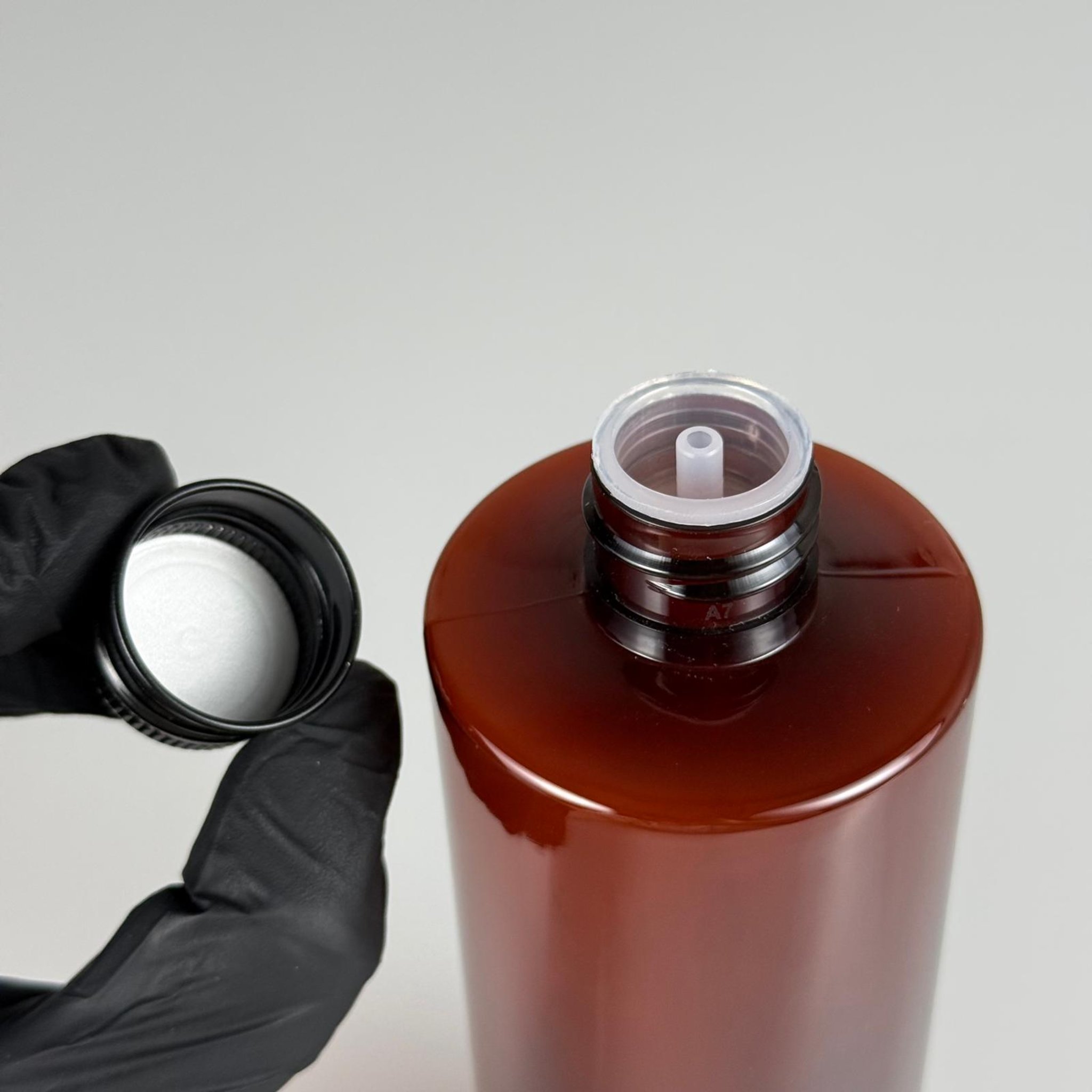 400 CC  AMBER KÜT BOYUNLU SİLİNDİR PET ŞİŞE (30 GR - 24 AĞIZ ) + KÖPÜK CONTALI SİYAH METAL ALÜMİNYUM KAPAK + KOLONYA TIPALI TAKIM - 400 ML KAPAKLI KAHVERENGİ PLASTİK ŞİŞELER