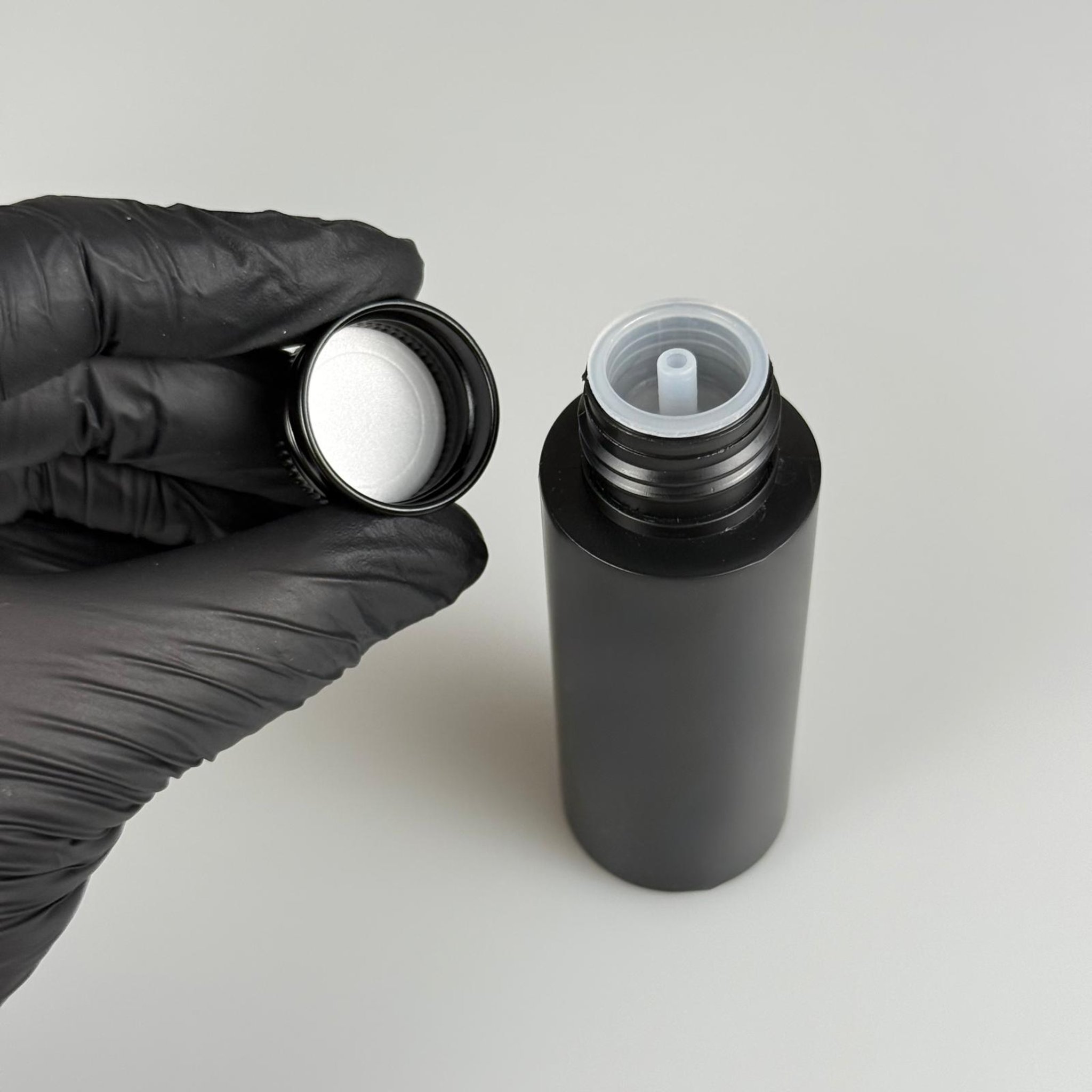 50 CC SİYAH POLİETİLEN PLASTİK ASETON ŞİŞESİ ( 24 AĞIZ ) + KÖPÜK CONTALI SİYAH METAL ALÜMİNYUM KAPAK + KOLONYA TIPALI TAKIM - 50 ML KAPAKLI SİYAH PLASTİK ŞİŞELER