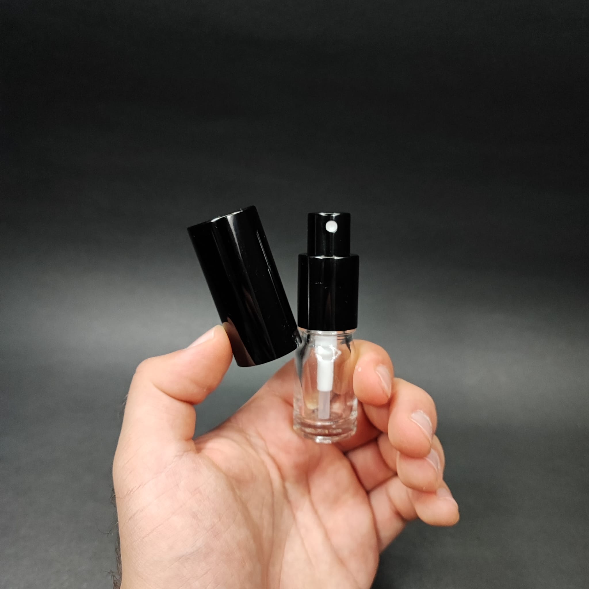 5 ML LÜKS VİDALI VALF ÇEVİRME PARFÜM ŞİŞELERİ - 5 CC ŞEFFAF CAM ŞİŞE - SİYAH METAL SPREYLİ KAPAKLI SET