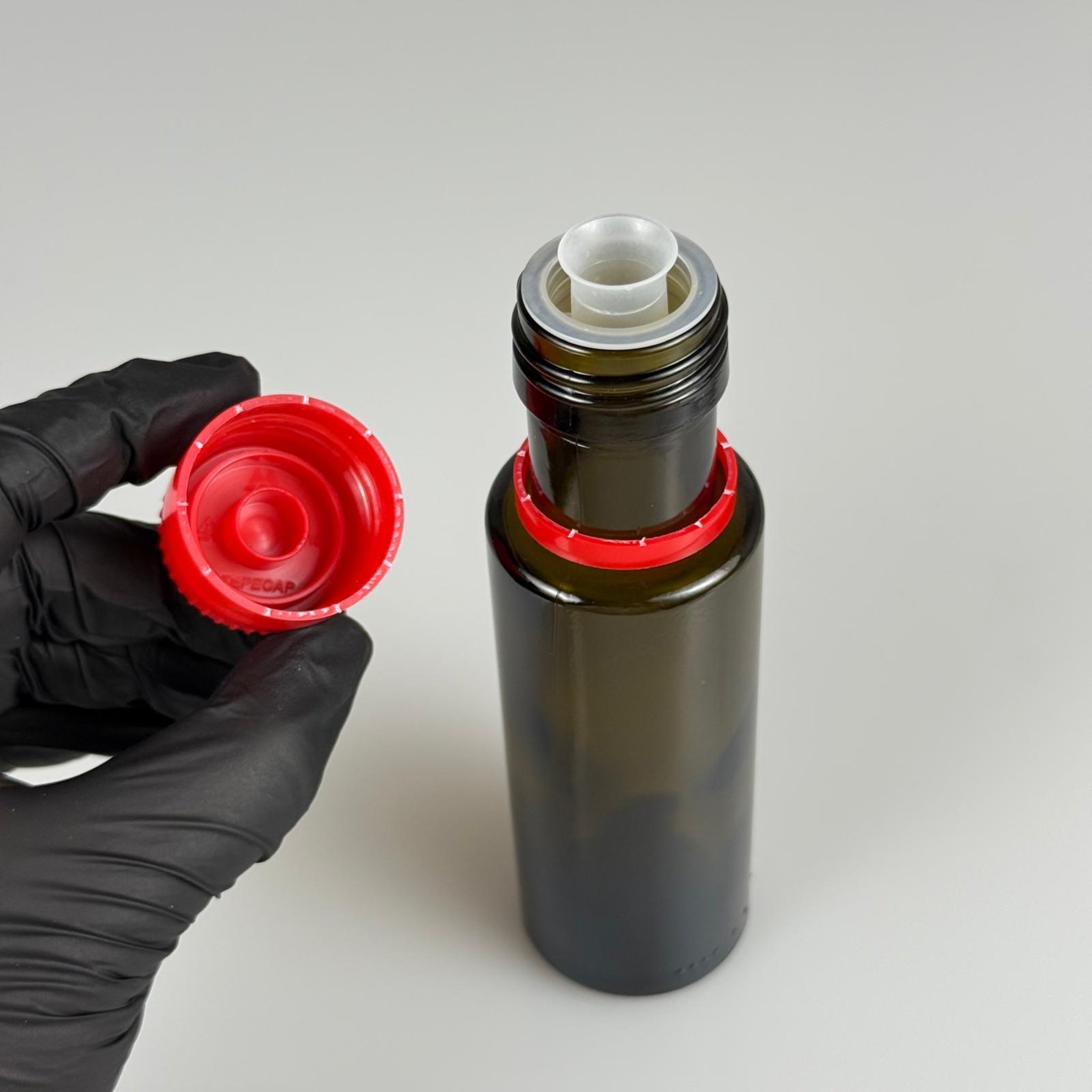 100 CC DORİKA CAM ŞİŞE KOYU YEŞİL (31 MM AĞIZ) - AKITICILI KIRMIZI KİLİTLİ KAPAKLI - 100 ML SİLİNDİR DORİCA YAĞ VE SOS ŞİŞELERİ