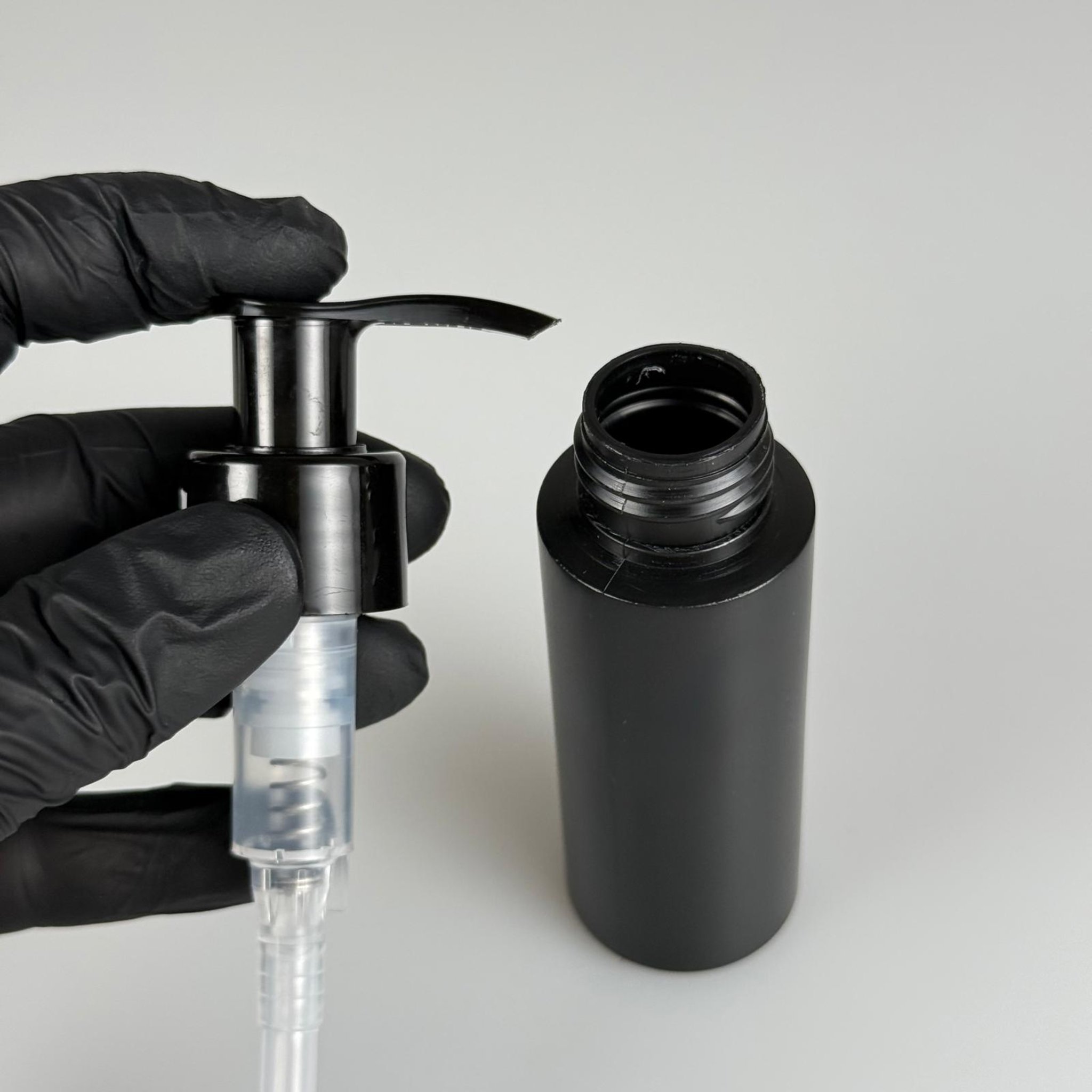 50 CC SİYAH POLİETİLEN PLASTİK ŞİŞE - SİYAH  POMPALI - 50 ML POMPALI PLASTİK ŞİŞE