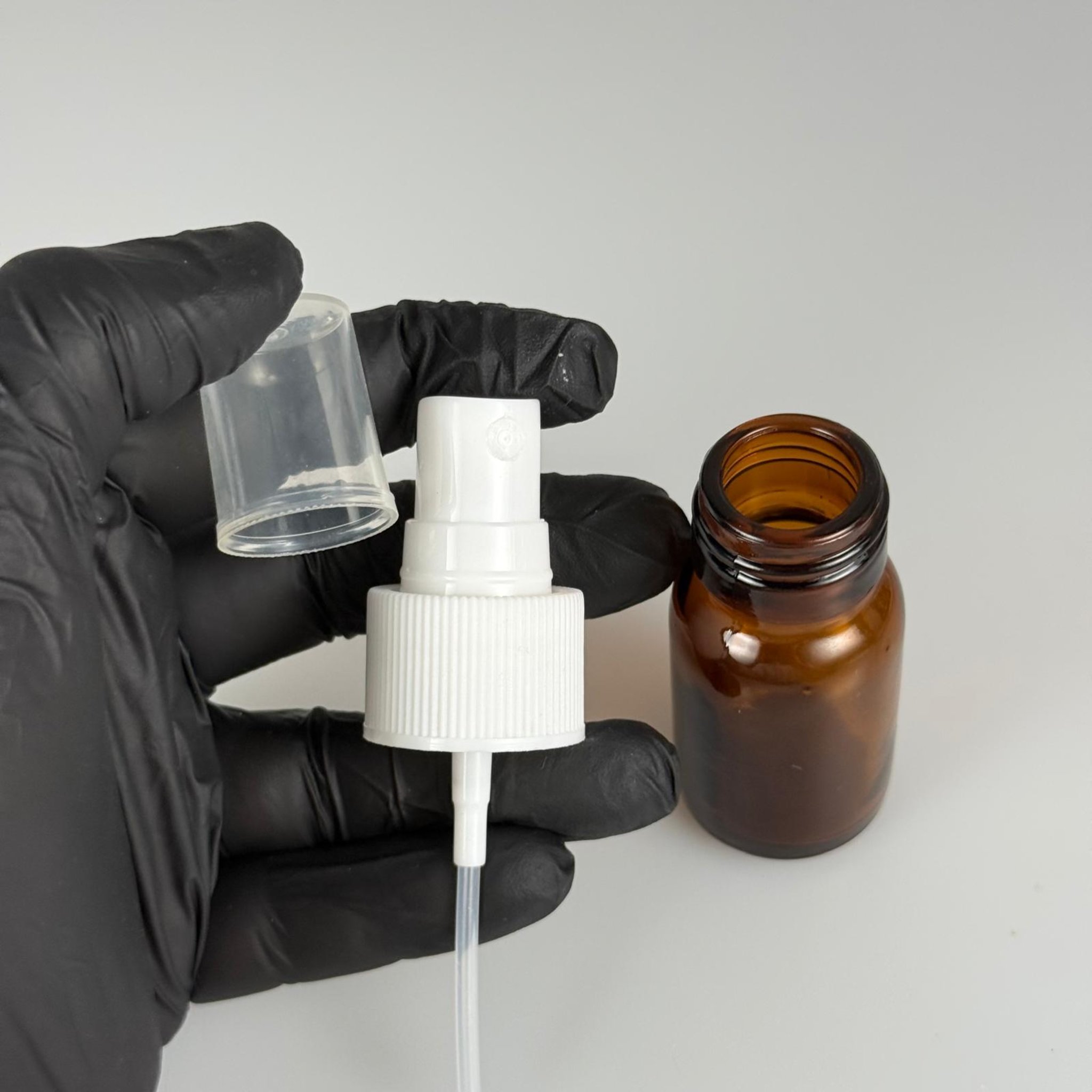 20 ML AMBER SPREYLİ CAM ŞİŞE - 20 CC KAHVERENGİ CAM ŞİŞE + 25 MM BEYAZ SPREY FISFIS TAKIM