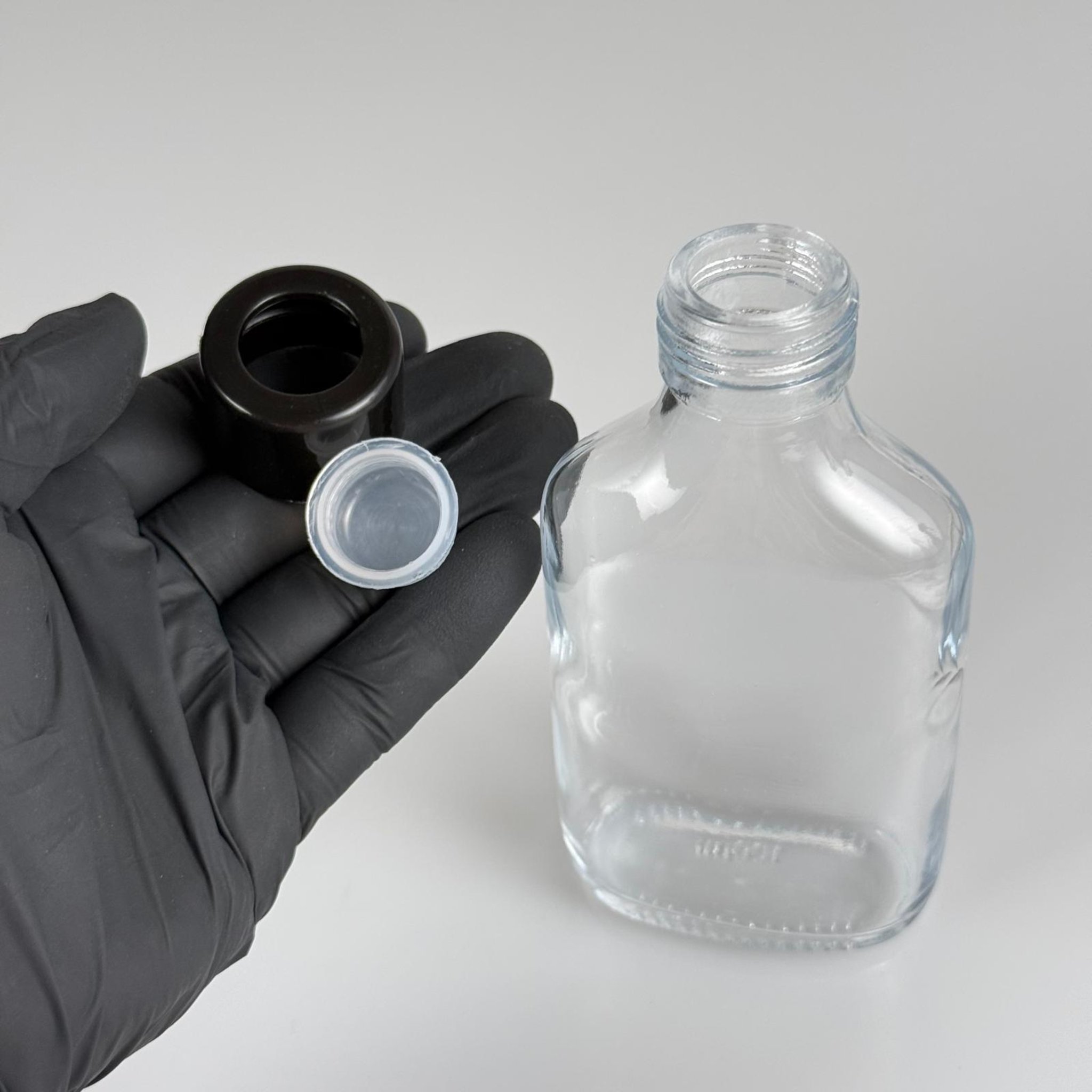 100 CC YASSI CAM BAMBU ODA KOKUSU ŞİŞESİ - 100 ML ÇUBUKLU BAMBU ODA KOKUSU ŞİŞESİ - DİFÜZÖR ŞİŞE- CAM ŞİŞE + SİYAH VİDALI DELİKLİ KAPAK + KÖR TIPA + 3 ADET FİBER SİYAH BAMBU ÇUBUK
