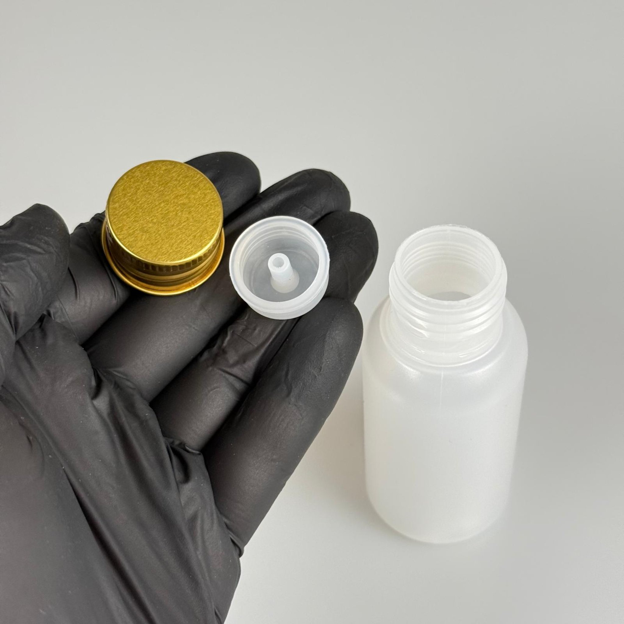 50 ML SIKILABİLİR YUMUŞAK POLİETİLEN PE PLASTİK ASETON ŞİŞESİ ( 24 AĞIZ ) + KÖPÜK CONTALI GOLD METAL ALÜMİNYUM KAPAK + KOLONYA TIPALI TAKIM - 50 cc sos, yağ, kartuş, mürekkep vb için boş şişeler