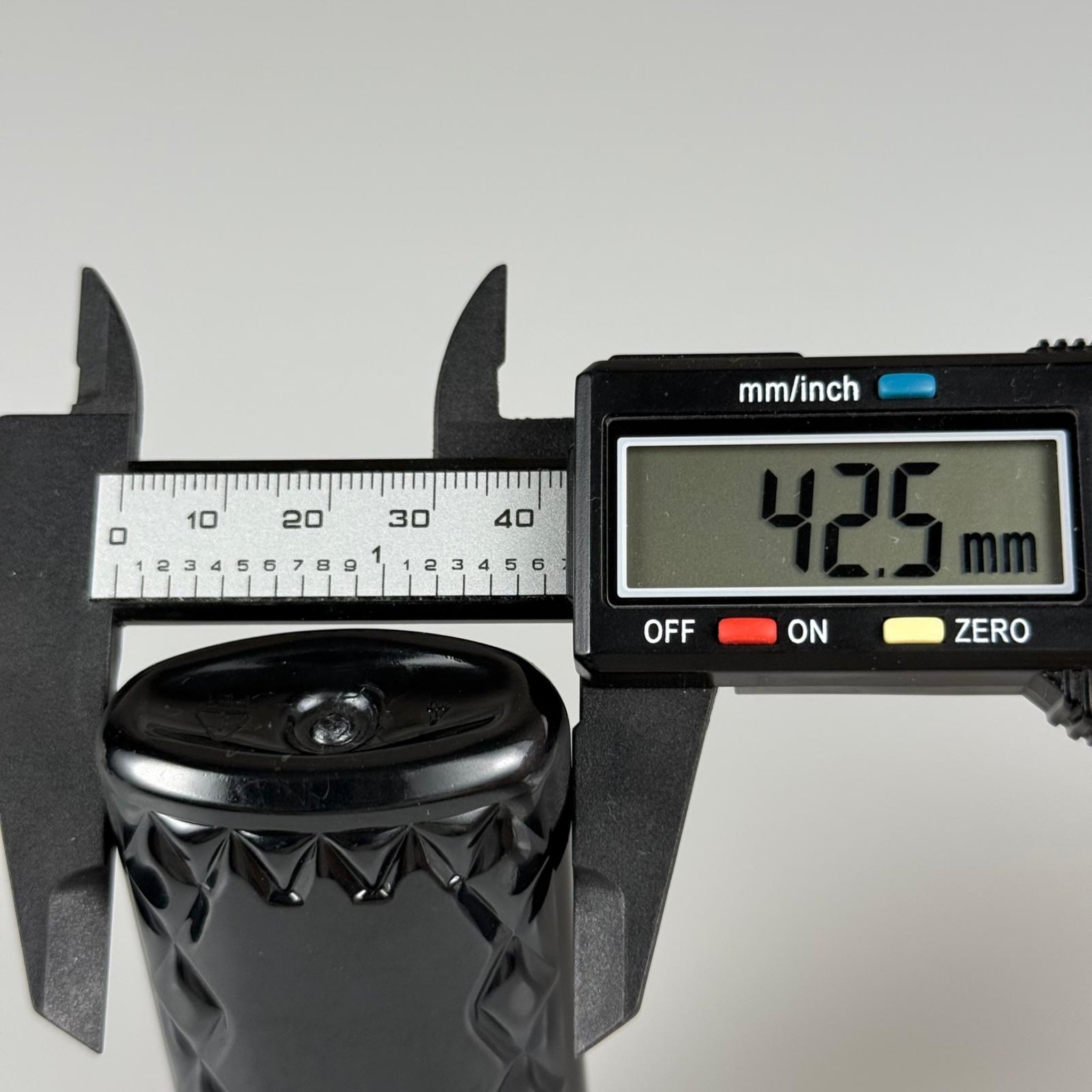 50 CC KÖŞELİ BEYAZ PET ŞİŞE + KÖPÜK CONTALI SİYAH ALÜMİNYUM METAL KAPAKLI TAKIM - 50 ML PET ŞİŞE
