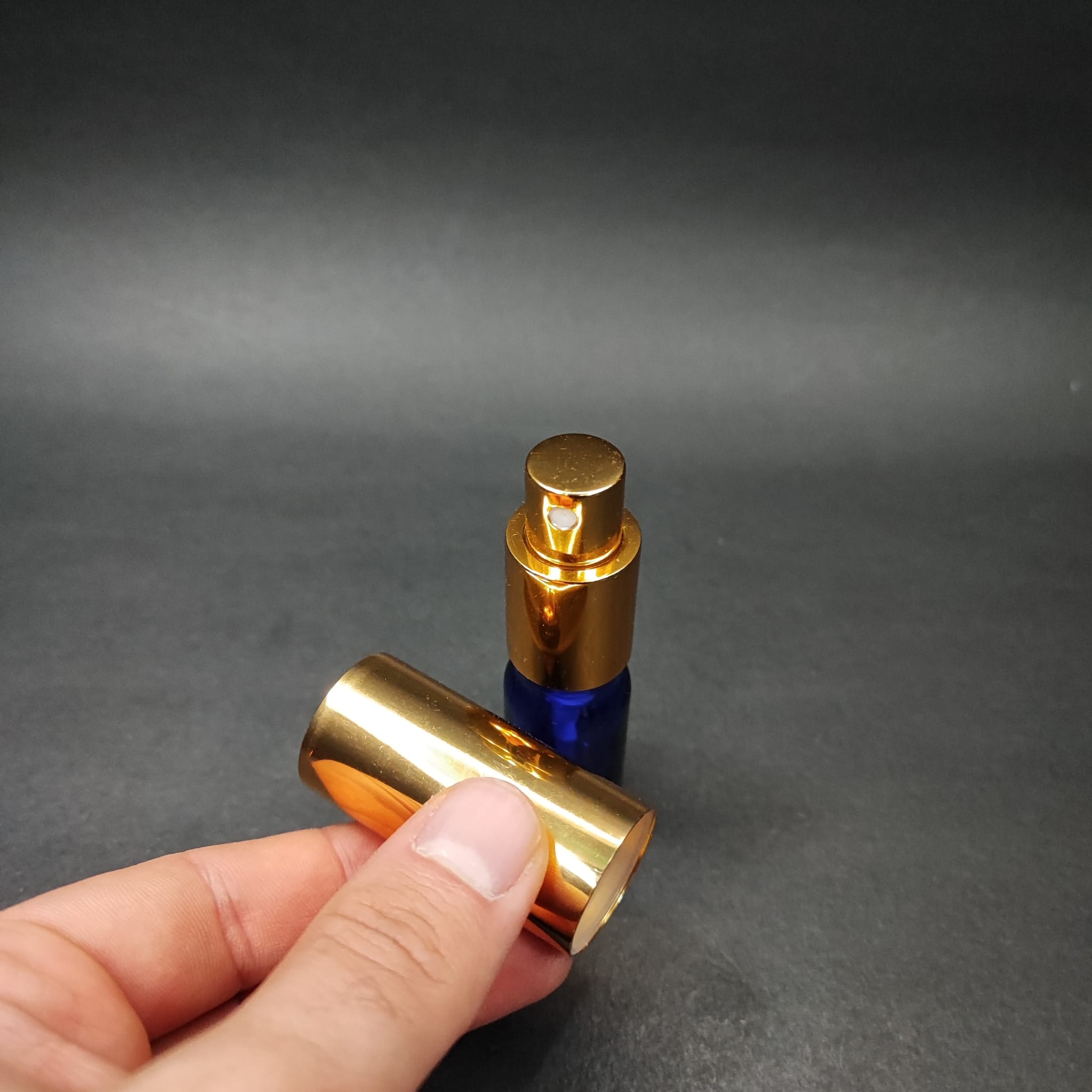 5 ML LÜKS VİDALI VALF ÇEVİRME PARFÜM ŞİŞELERİ - 5 CC MAVİ CAM ŞİŞE - GOLD METAL SPREYLİ KAPAKLI SET