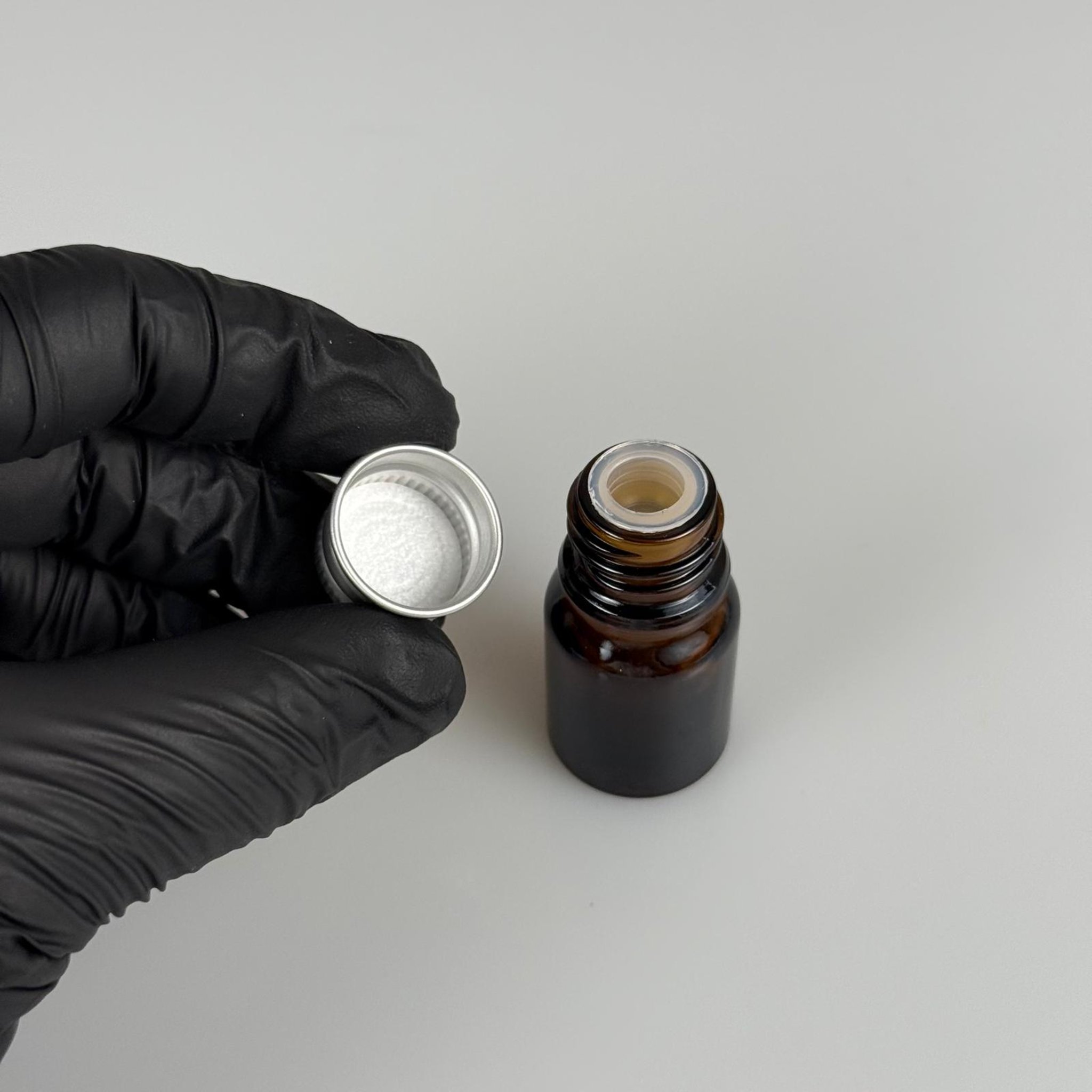 3 CC AMBER CAM ŞİŞE + KÖPÜK CONTALI GÜMÜŞ ALÜMİNYUM METAL KAPAKLI + KÖR TIPALI TAKIM - 3 ML KAHVERENGİ CAM ŞİŞE
