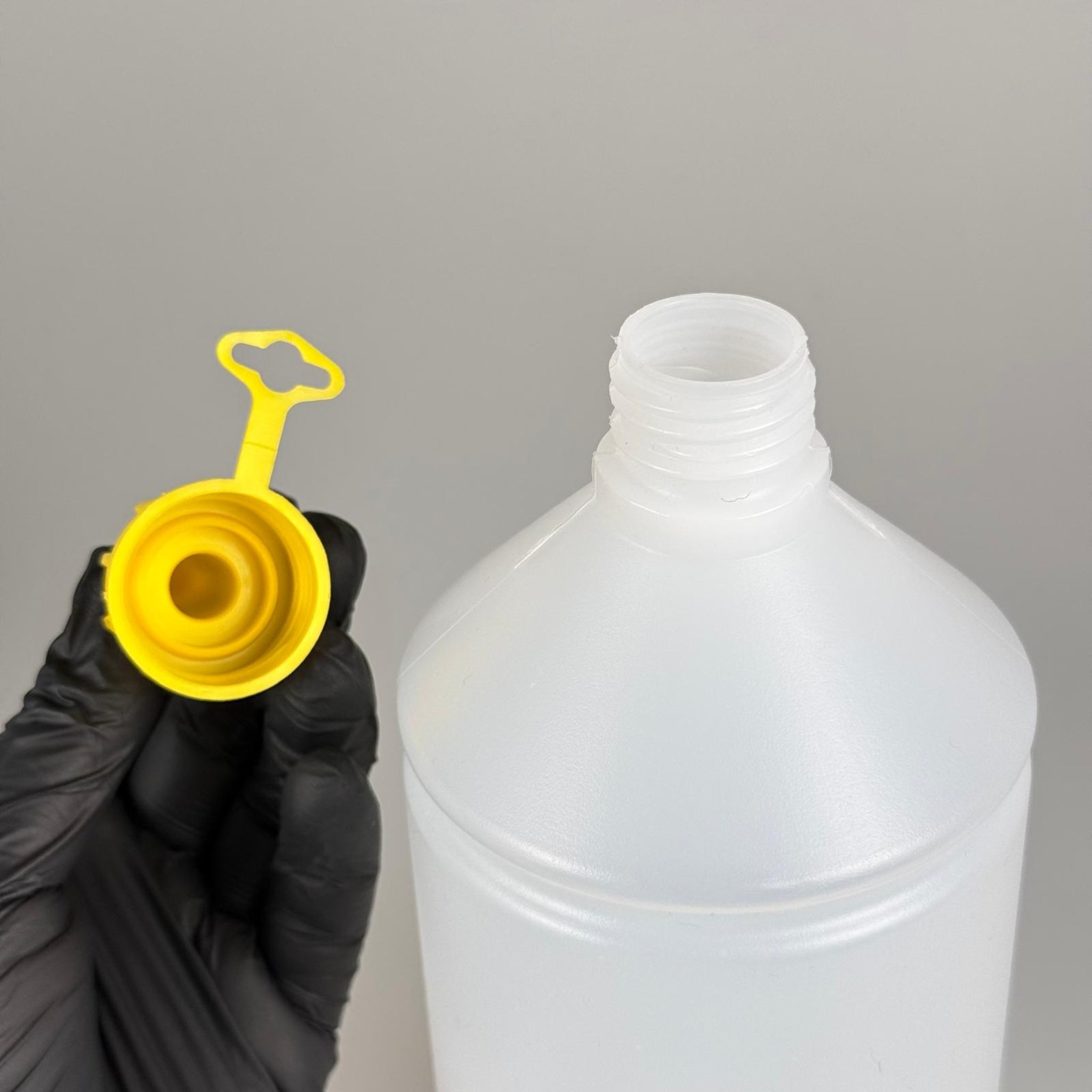 1 LİTRE TİNER ŞİŞESİ - KİLİTLİ CONTALI  BEYAZ KAPAKLI + AKITICILI SİVRİ SARI KARTUŞ KAPAKLI - 1000 ML KİMYASALA DAYANIKLI PLASTİK ŞİŞE - 1 LT POLİETİLEN ŞİŞE TOMBUL