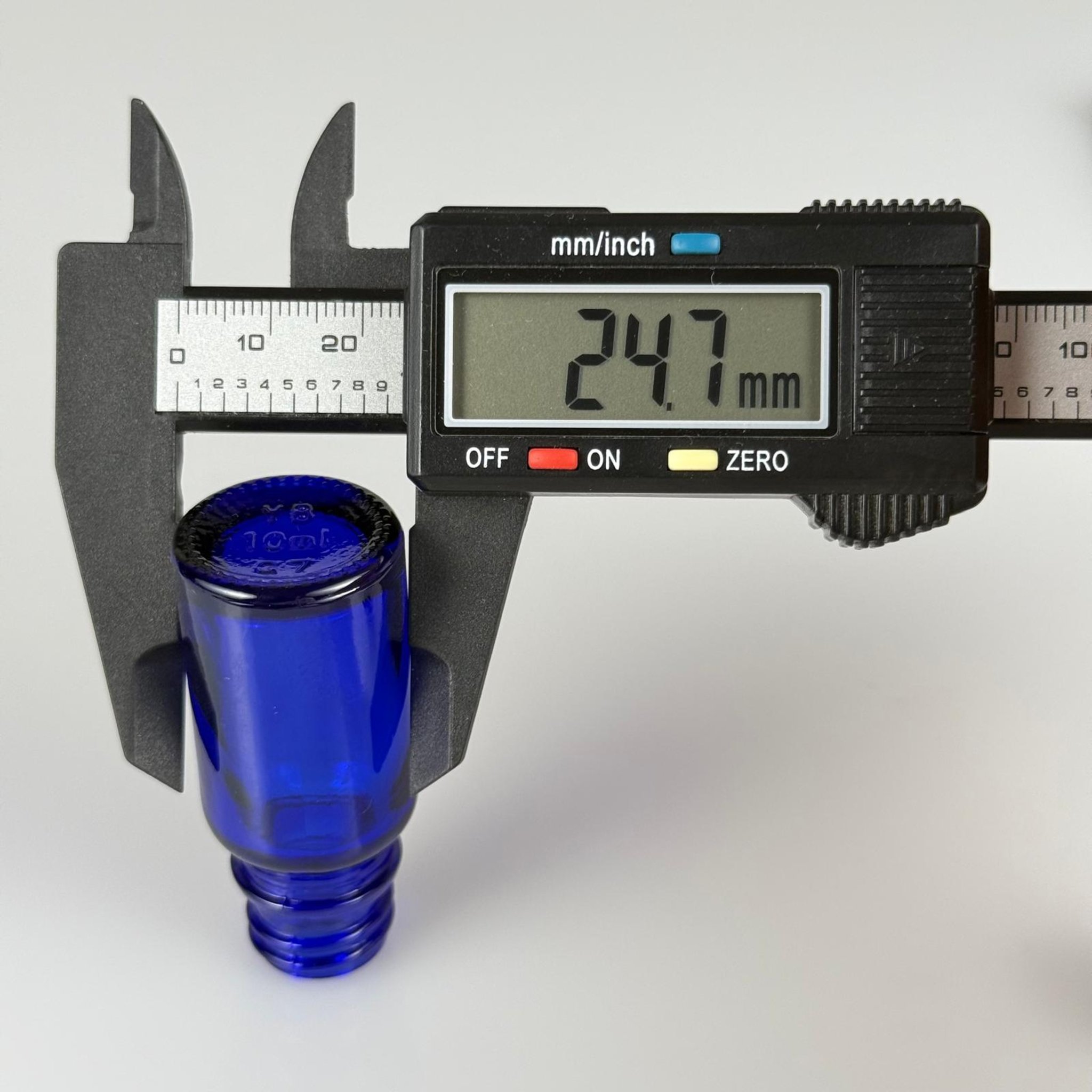 10 CC MAVİ CAM ŞİŞE + KÖPÜK CONTALI SİYAH ALÜMİNYUM METAL KAPAKLI + KÖR TIPALI TAKIM - 10 ML MAVİ CAM ŞİŞE