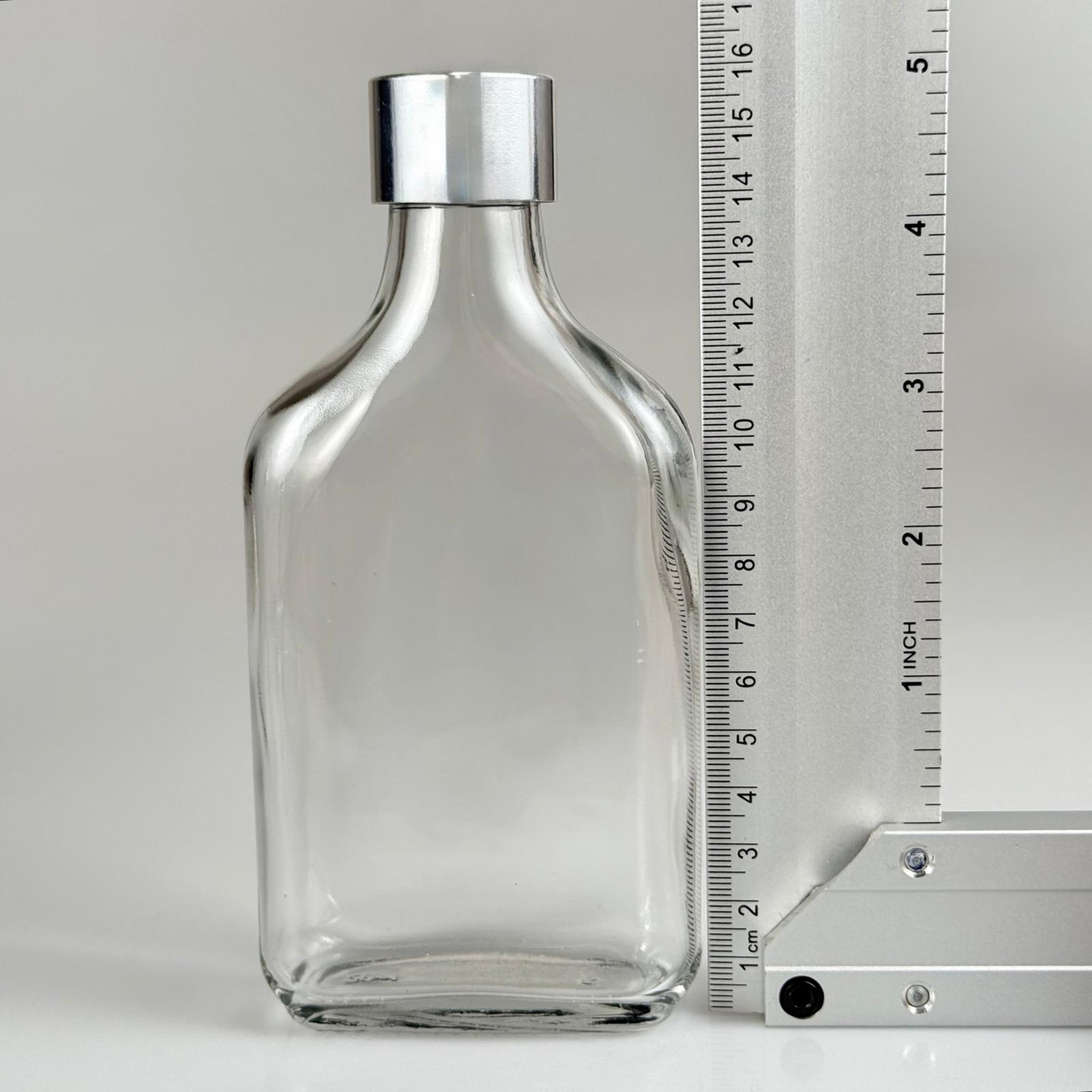 200 CC YASSI CAM ŞİŞE -  ALÜMİNYUM KAPLAMALI GÜMÜŞ KAPAKLI + DAMLALIKLI KOLONYA TIPALI TAKIM - 200 ML CAM ŞİŞE