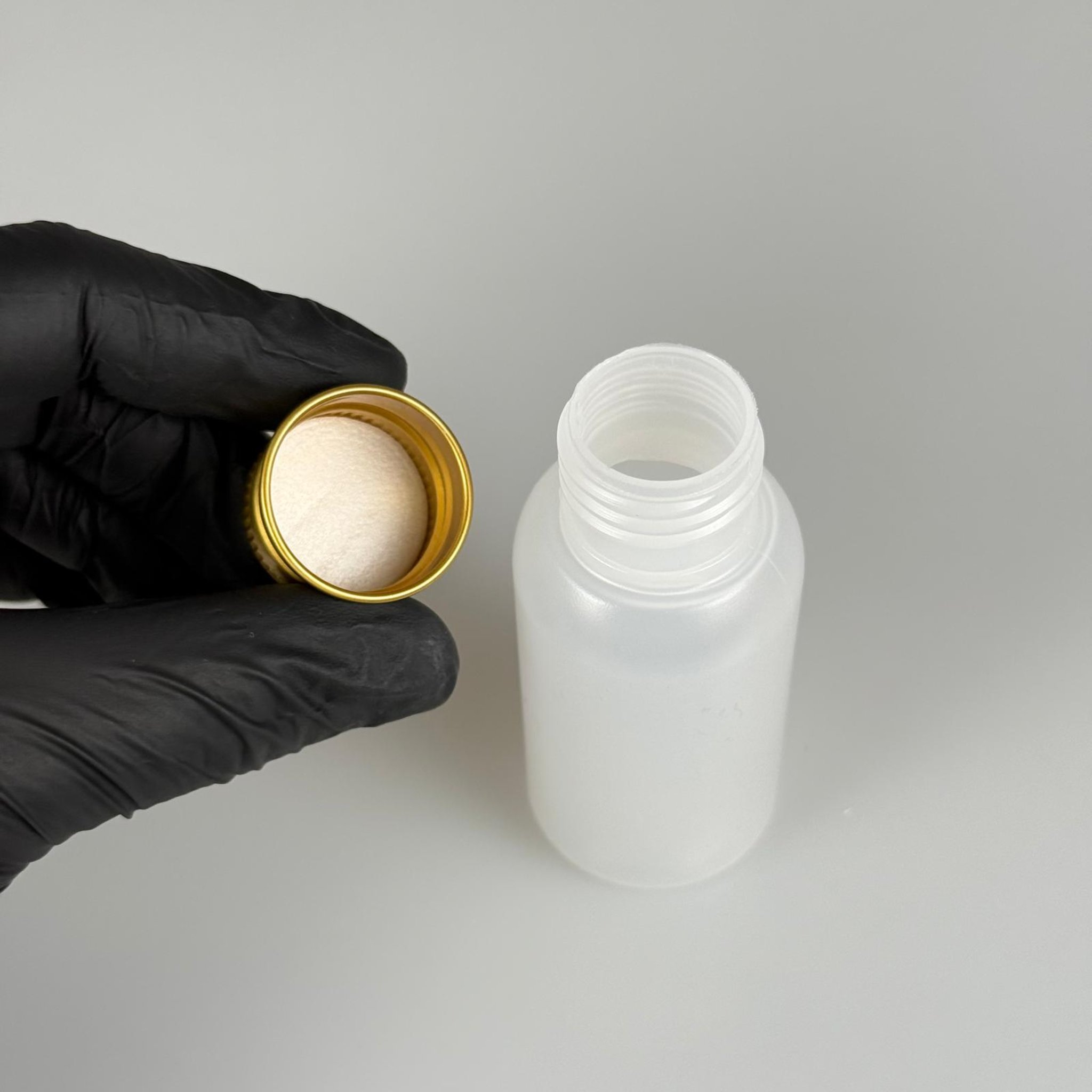 50 ML SIKILABİLİR YUMUŞAK POLİETİLEN PE PLASTİK ASETON ŞİŞESİ ( 24 AĞIZ ) + KÖPÜK CONTALI GOLD METAL ALÜMİNYUM KAPAK TAKIM - 50 cc sos, yağ, kartuş, mürekkep vb için boş şişeler
