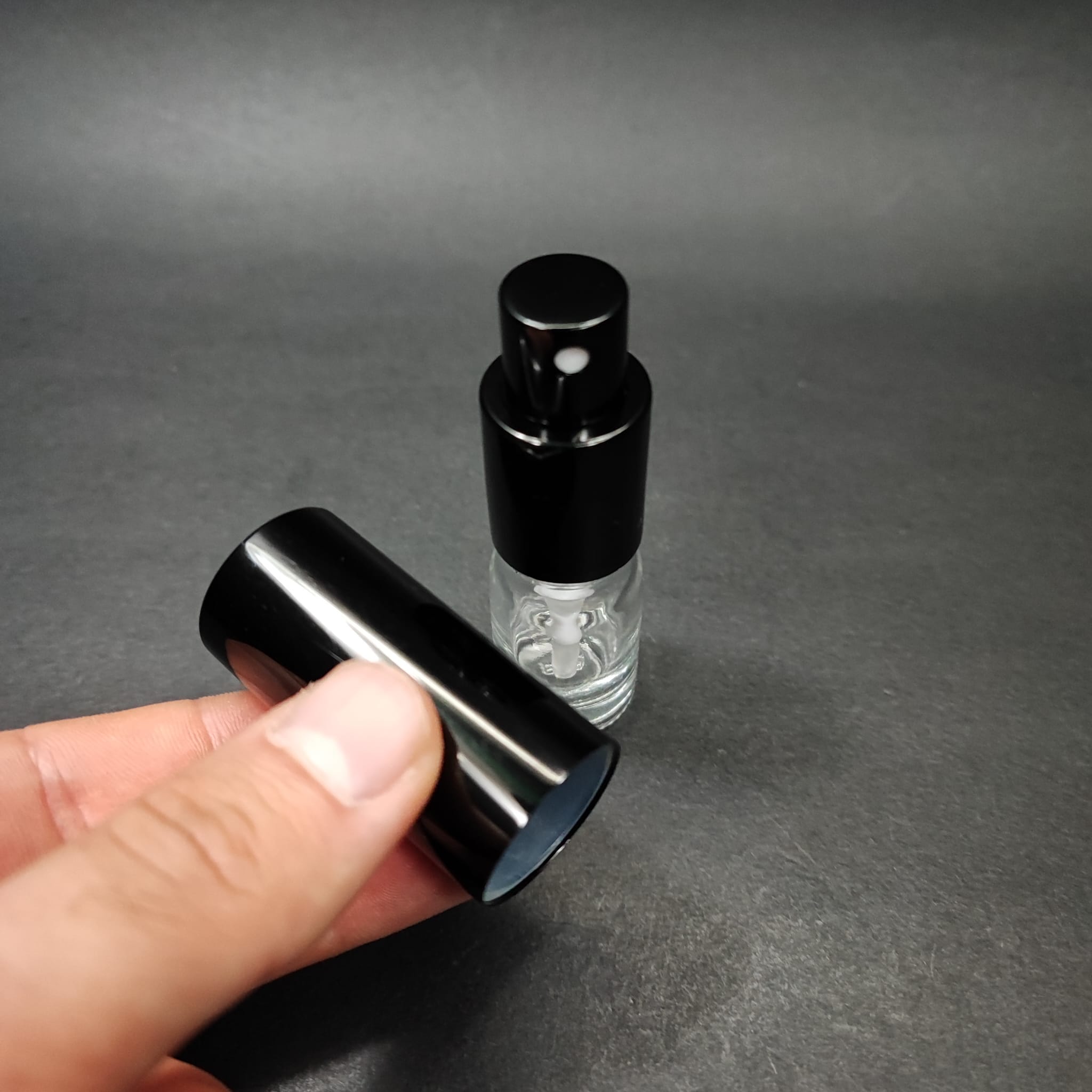 5 ML LÜKS VİDALI VALF ÇEVİRME PARFÜM ŞİŞELERİ - 5 CC ŞEFFAF CAM ŞİŞE - SİYAH METAL SPREYLİ KAPAKLI SET